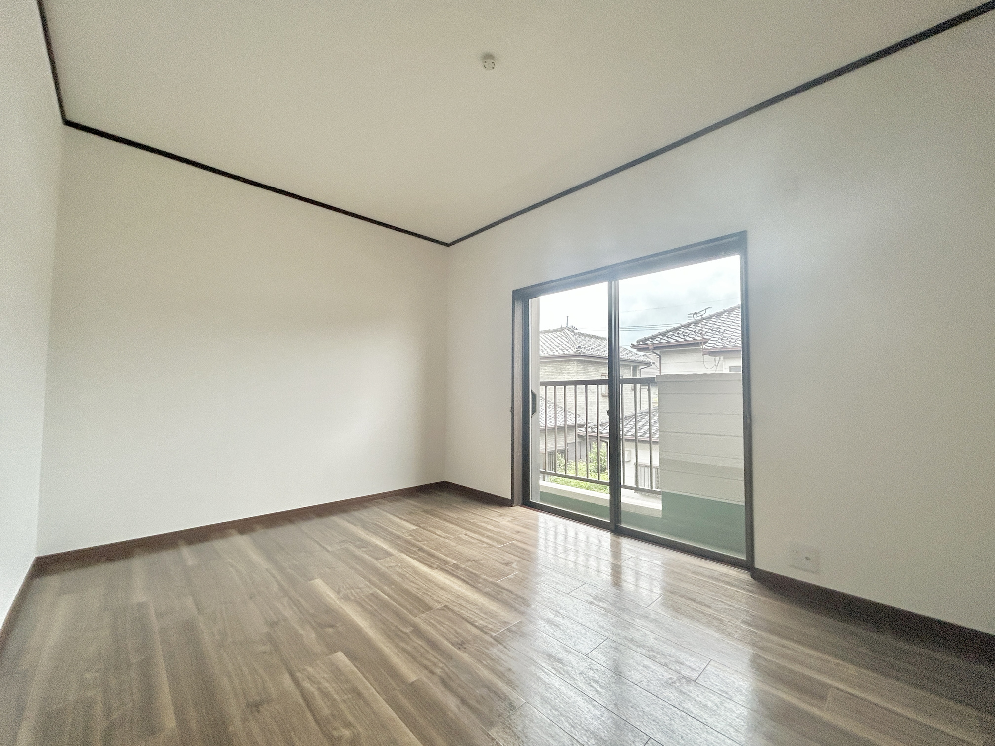 玉村町福島3期　中古住宅の洋室|大きな窓からたっぷりと陽光が注がれる明るい空間。家族の成長に対応できる永住仕様の間取り。一日の疲れをいやしてくれる主寝室。時を忘れて過ごす場所として過ごせるお部屋。