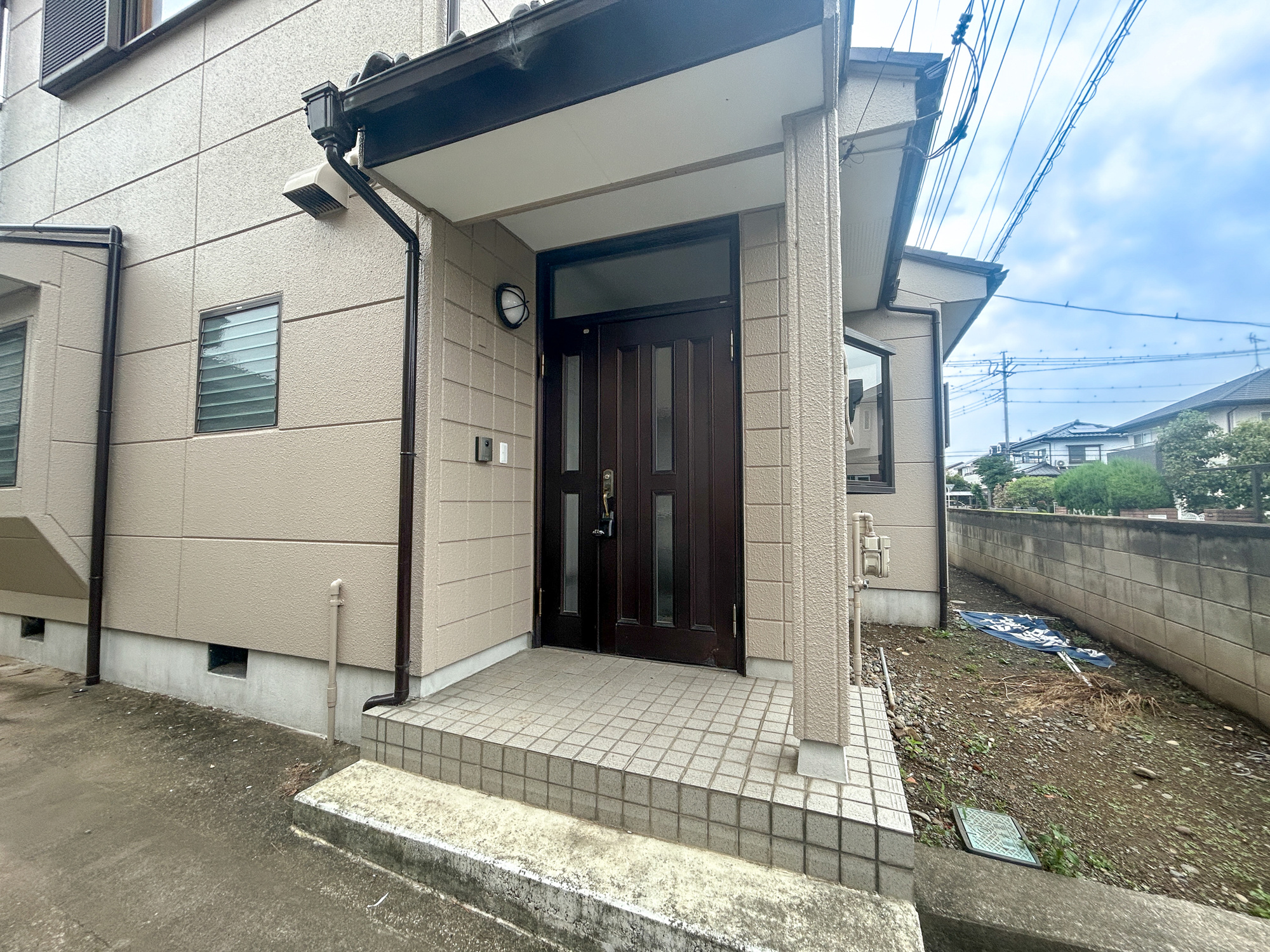 玉村町福島3期　中古住宅の玄関|玄関上は屋根があるので雨の心配いらず♪