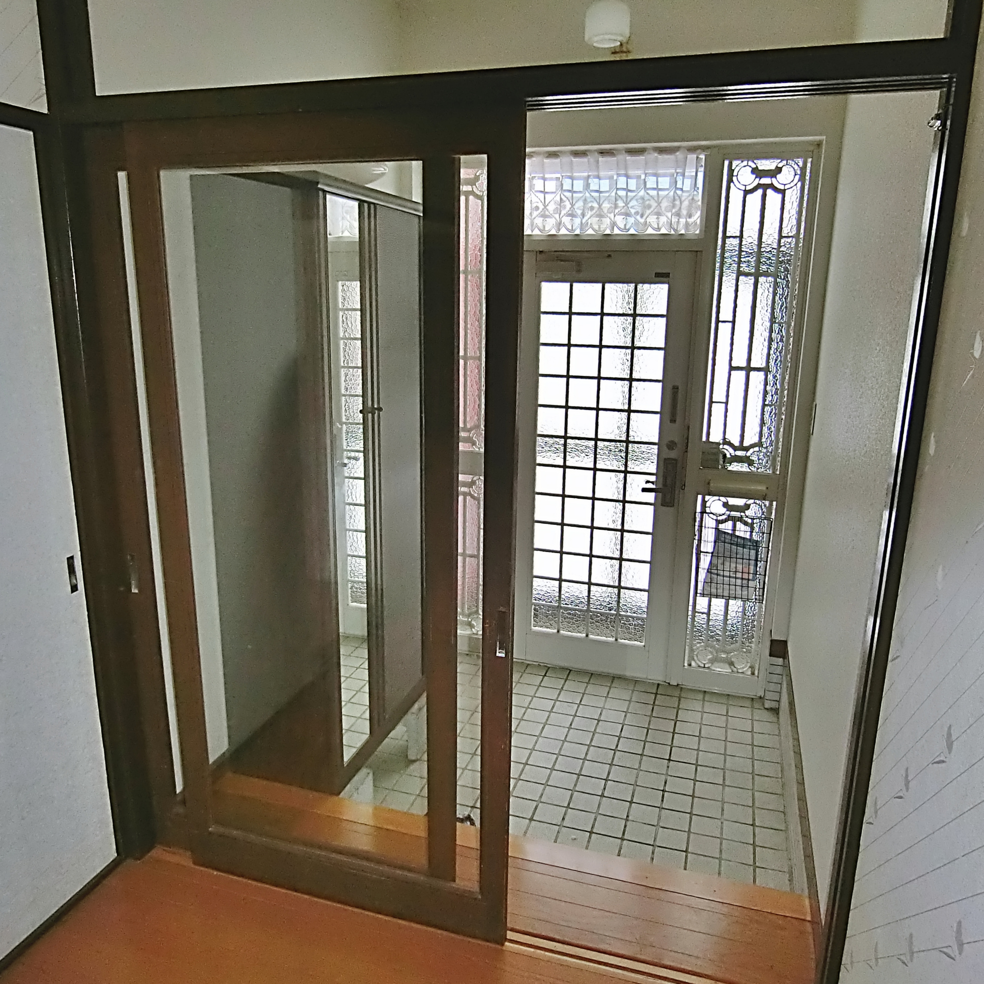 室蘭市柏木町50-10　中古住宅の玄関