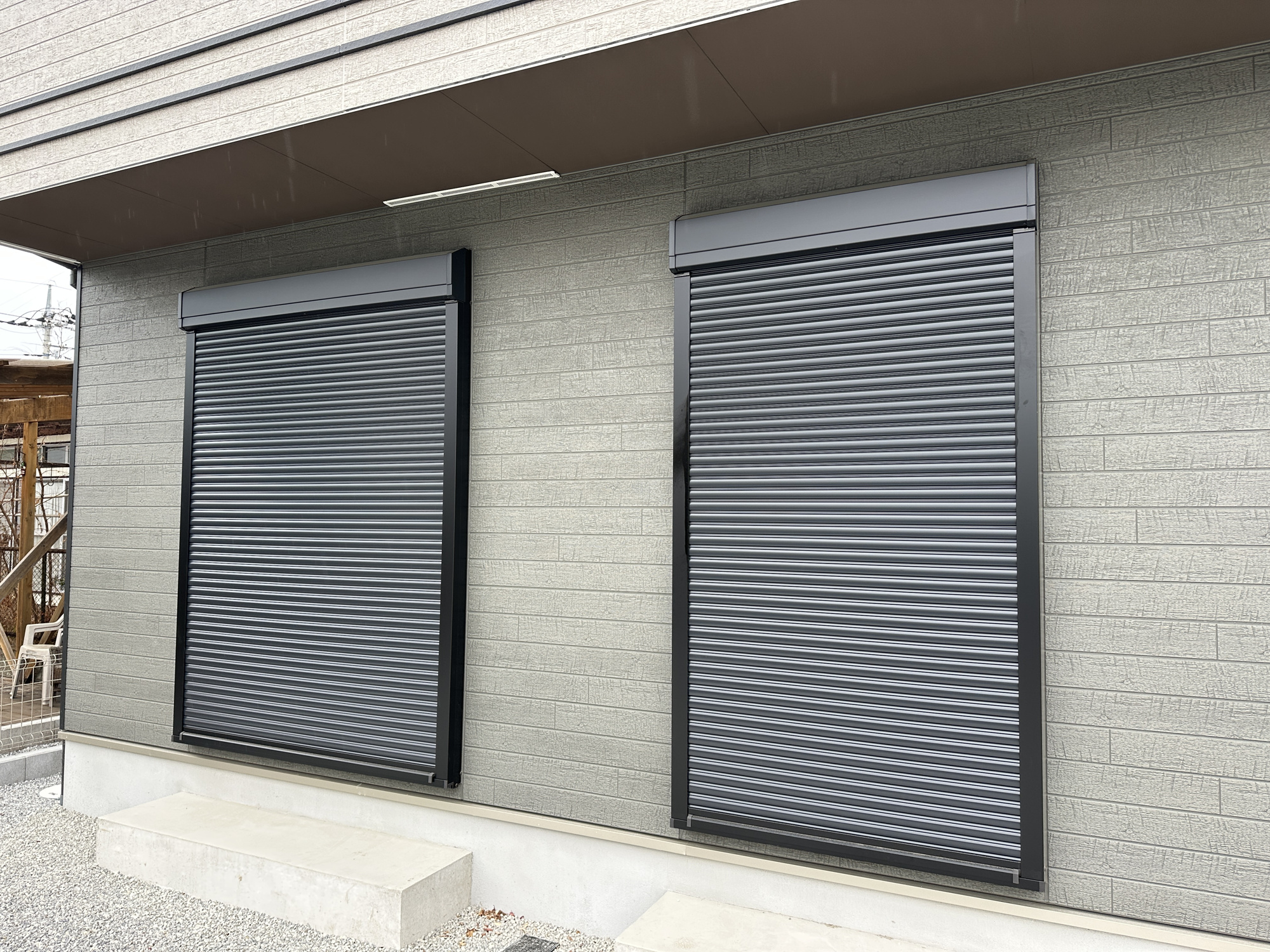 宇都宮市若草４丁目　新築住宅全２棟の防犯設備|【同社施工例】防風、防犯、防音、断熱と様々な効果を発揮するシャッター付きです♪