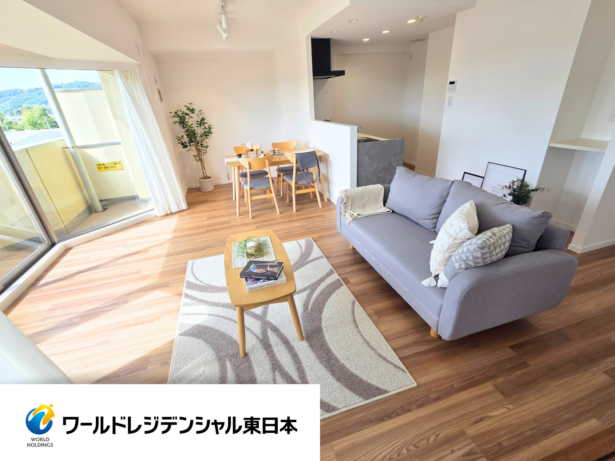 グランドパレス柳生の居間・リビング|7階建5階部分、南向き住戸のため日当たり・通風良好。ホームステージングの家具配置を使用しております。