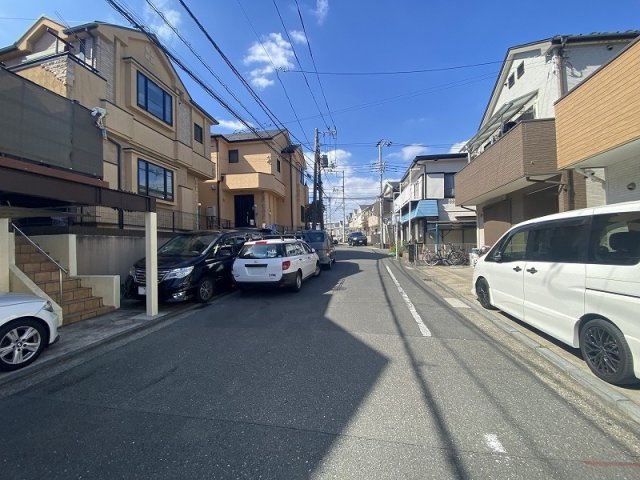 横浜市鶴見区獅子ケ谷1丁目　中古戸建【仲介手数料無料】の前面道路含む現地写真