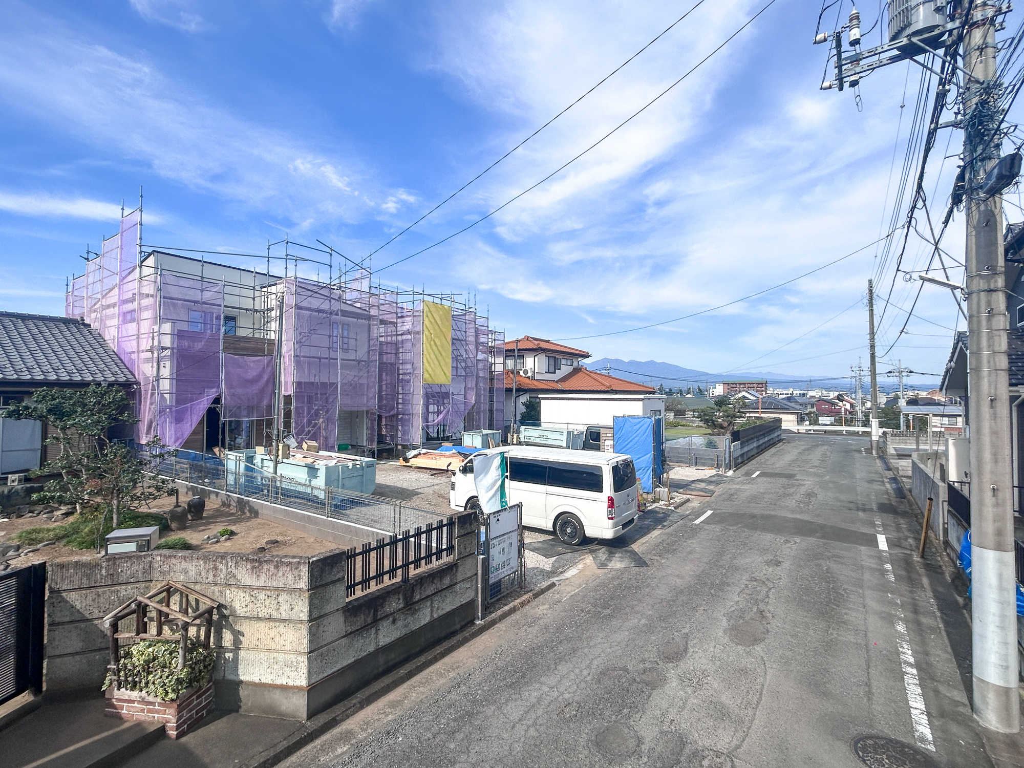 前橋市朝倉町第3期　新築住宅全2棟の前面道路含む現地写真|低層の一戸建てを中心とした街並みが整然と続き、周辺は高い建物が建っていないので、採光や開放性に恵まれ、空が広く緑の多い閑静な趣を感じる環境です。

