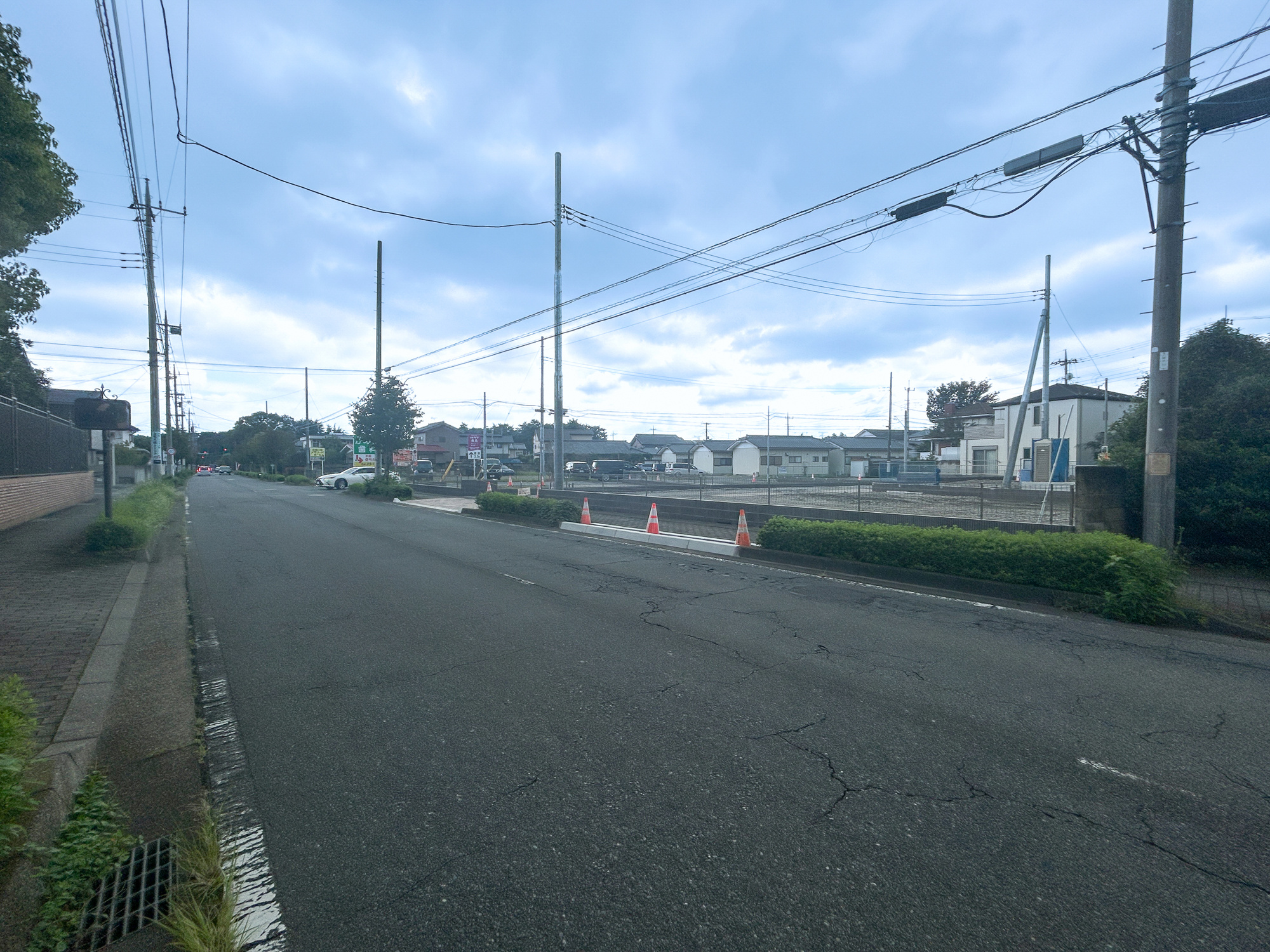 前橋市敷島町第1期　新築住宅全6棟の前面道路含む現地写真|低層の一戸建てを中心とした街並みが整然と続き、周辺は高い建物が建っていないので、採光や開放性に恵まれ、空が広く緑の多い閑静な趣を感じる環境です。

