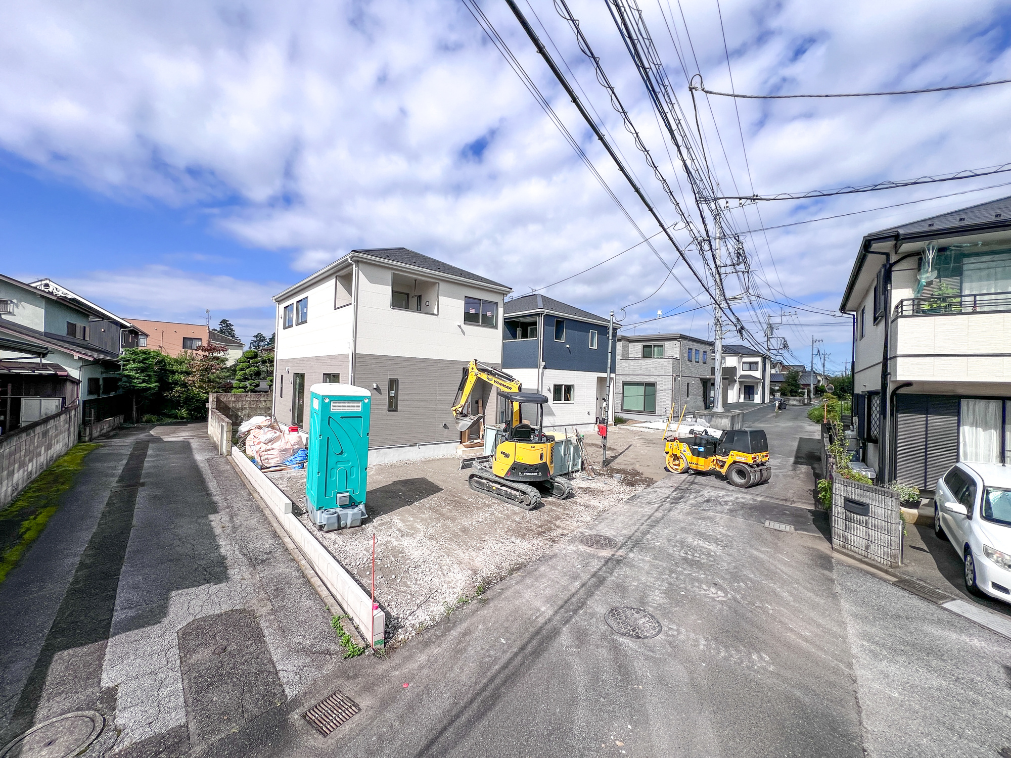 宇都宮市上戸祭町の新築一戸建の前面道路含む現地写真|閑静な住宅地で子育て家族にピッタリ。毎日のお散歩も快適な緑に恵まれたエリアで、自然に包まれた穏やかな暮らしを実現するための、ゆとりある住環境が整っています。

