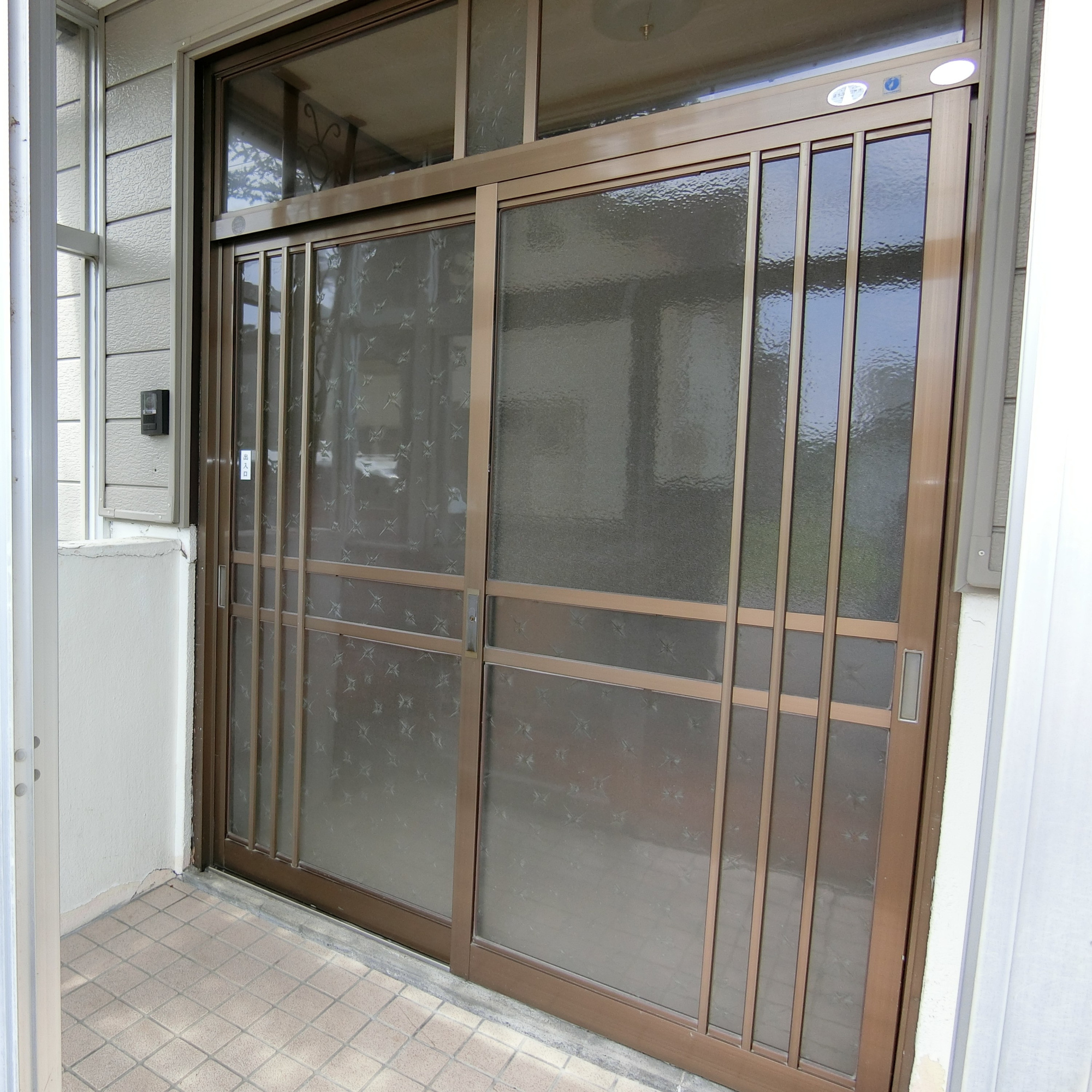 登別市中央町3丁目8-1　中古住宅の玄関