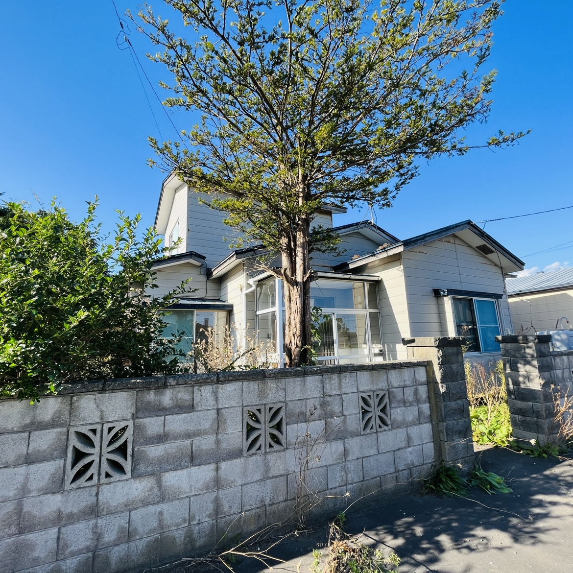登別市中央町3丁目8-1　中古住宅の前面道路含む現地写真