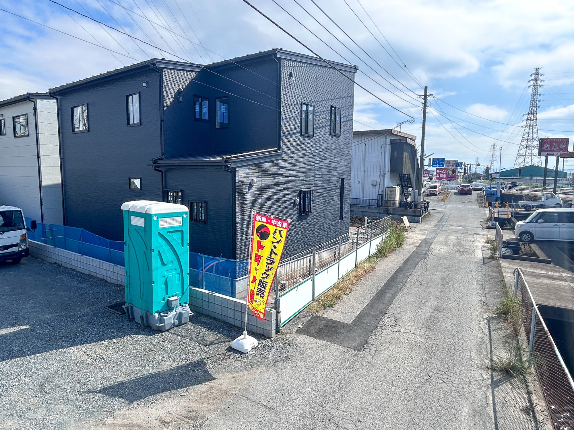 高崎市倉賀野町　新築住宅全3棟の前面道路含む現地写真|閑静な住宅地で子育て家族にピッタリ。毎日のお散歩も快適な緑に恵まれたエリアで、自然に包まれた穏やかな暮らしを実現するための、ゆとりある住環境が整っています。

