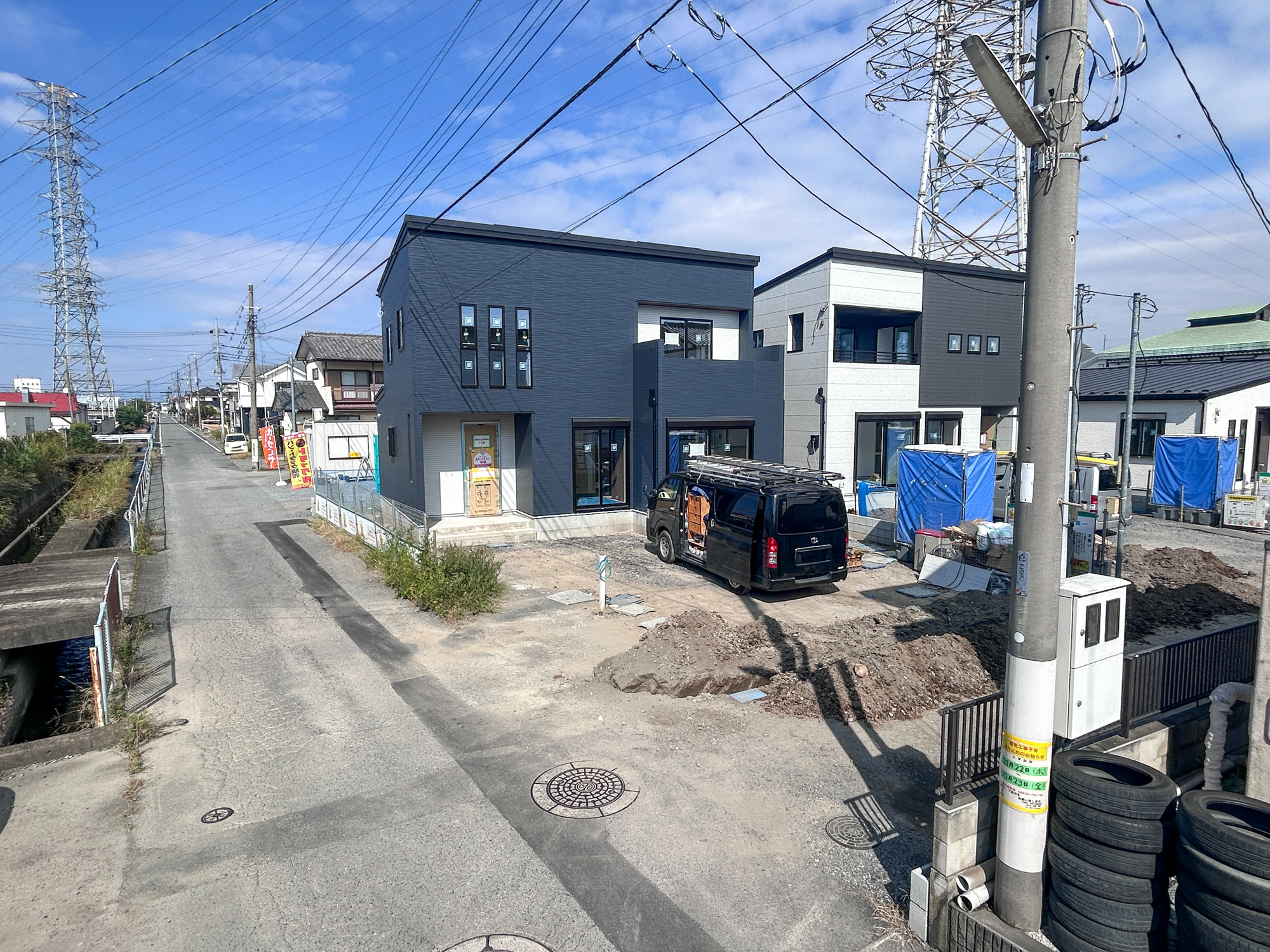高崎市倉賀野町　新築住宅全3棟の前面道路含む現地写真|低層の一戸建てを中心とした街並みが整然と続き、周辺は高い建物が建っていないので、採光や開放性に恵まれ、空が広く緑の多い閑静な趣を感じる環境です。

