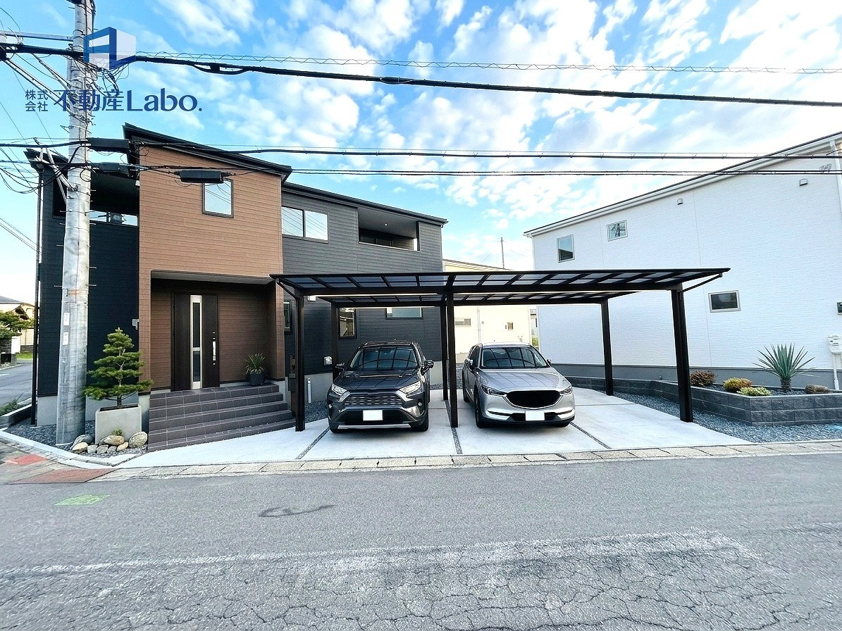 リーブルガーデン　富士宮市宮原５期のその他|●1号棟外観●
土日祝日はもちろん、平日のお仕事終わりのお時間でもご内覧可能です♪
ご見学ご希望がございましたらお気軽にご相談ください！
※外構、車はAI作成でイメージです追加工事可能です！