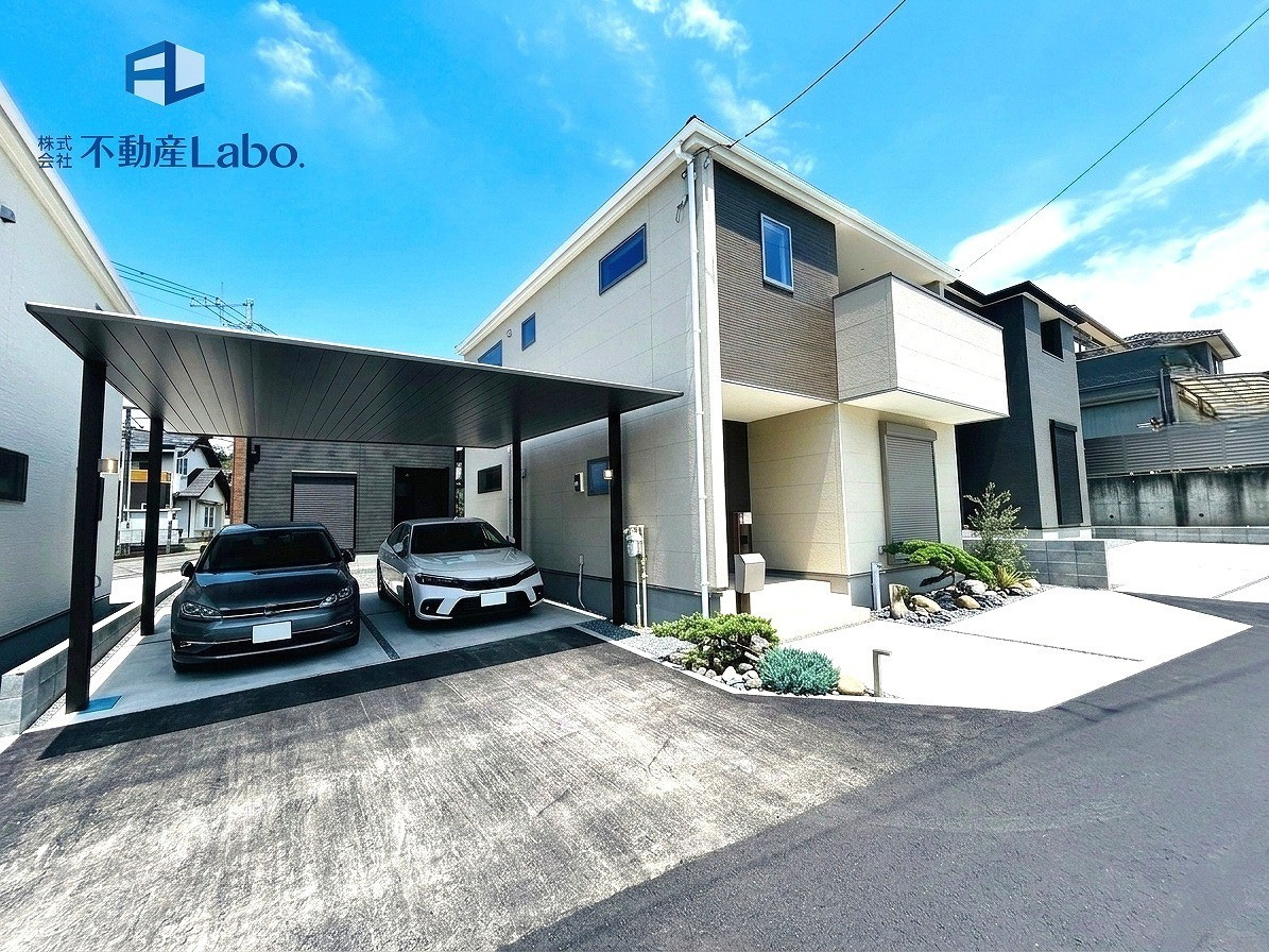 リーブルガーデン　富士宮市宮原５期のその他|●3号棟外観● 
カースペースとは別に玄関前にもスペースがあり、自転車やバイクなどの駐輪場からご来客用の駐車場としても使用できます♪
※外構、車はAI作成でイメージです追加工事可能です！