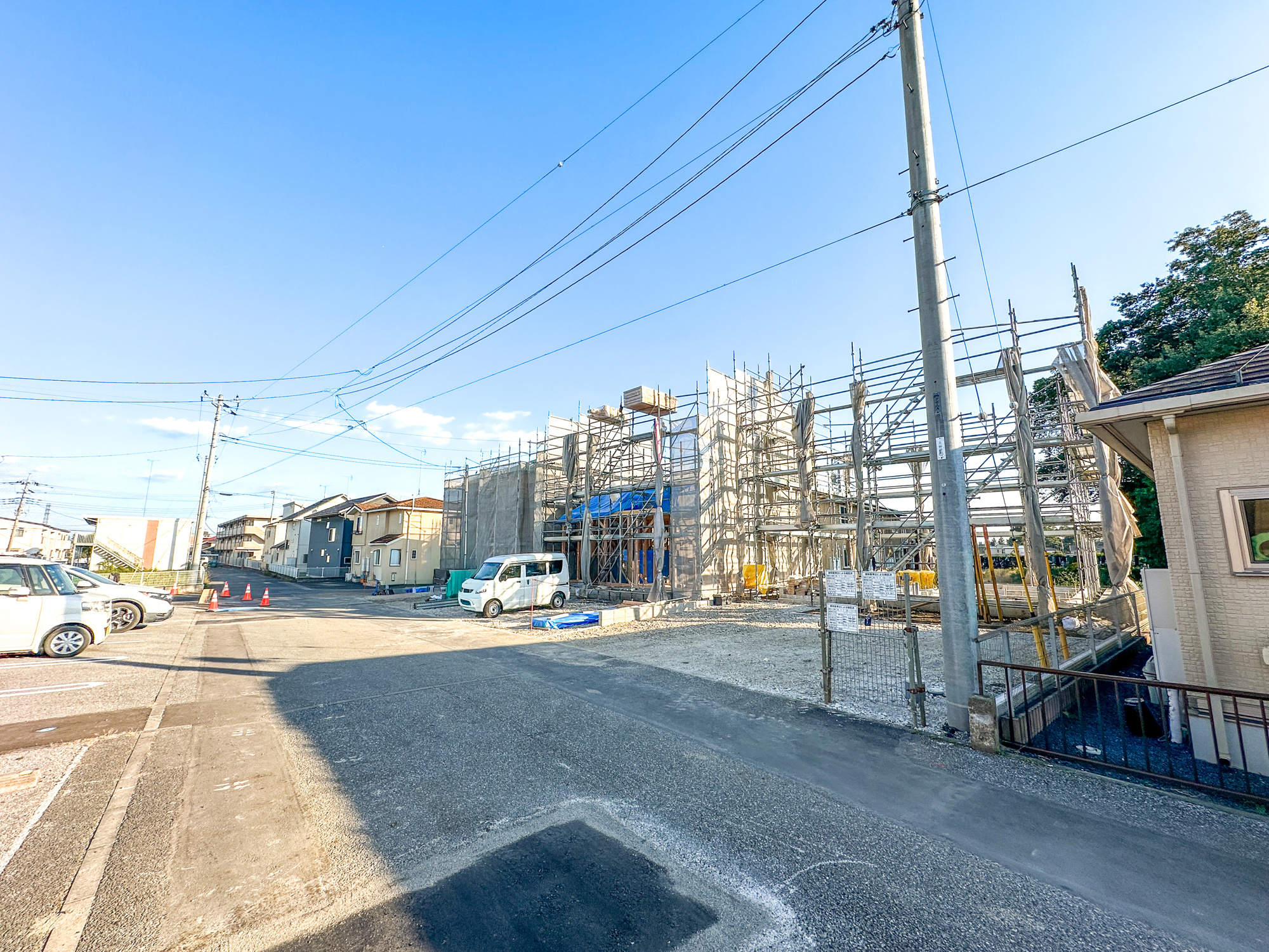 塩谷郡高根沢町大字宝積寺の新築一戸建の前面道路含む現地写真|低層の一戸建てを中心とした街並みが整然と続き、周辺は高い建物が建っていないので、採光や開放性に恵まれ、空が広く緑の多い閑静な趣を感じる環境です。

