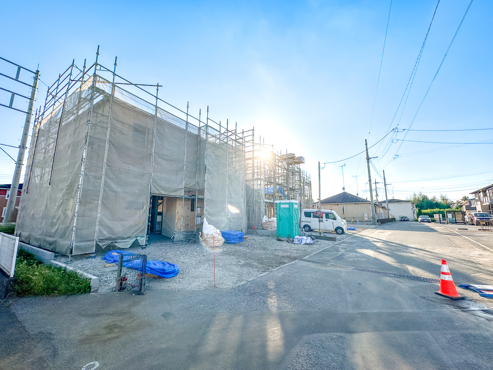 塩谷郡高根沢町大字宝積寺の新築一戸建の前面道路含む現地写真|閑静な住宅地で子育て家族にピッタリ。毎日のお散歩も快適な緑に恵まれたエリアで、自然に包まれた穏やかな暮らしを実現するための、ゆとりある住環境が整っています。

