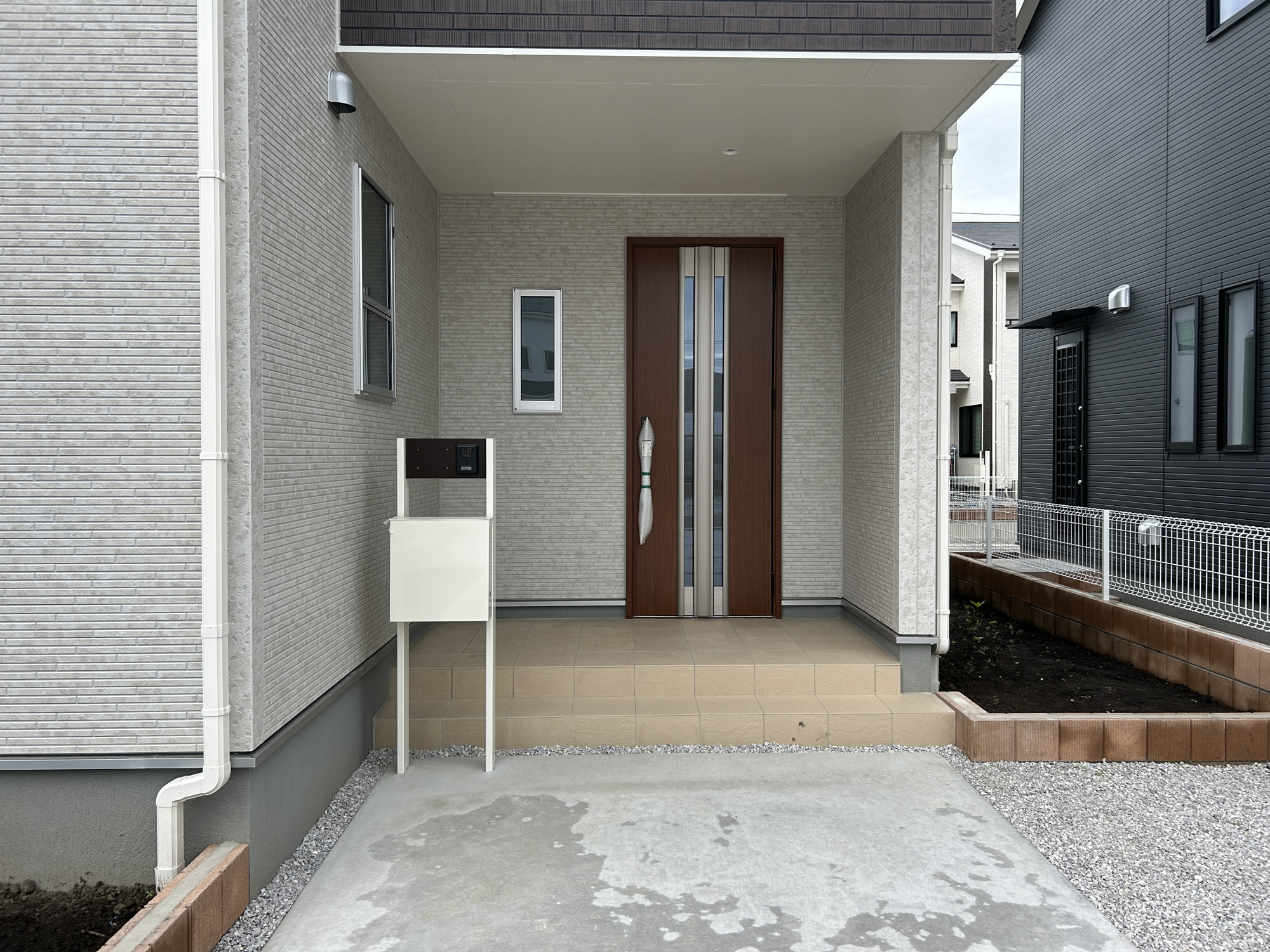 第1前橋市川原町1丁目　新築住宅全1棟の玄関|同社施工例