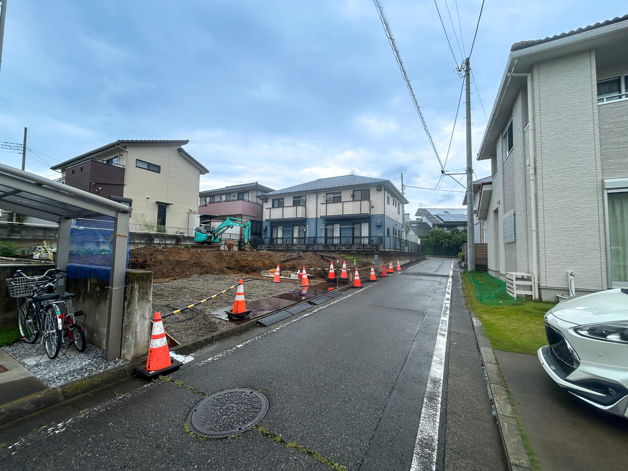 第1前橋市川原町1丁目　新築住宅全1棟の前面道路含む現地写真|低層の一戸建てを中心とした街並みが整然と続き、周辺は高い建物が建っていないので、採光や開放性に恵まれ、空が広く緑の多い閑静な趣を感じる環境です。

