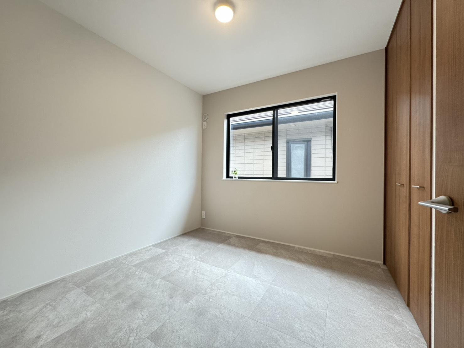 鶴甲２丁目戸建の洋室|ワックスがけが不要なフロアで、日頃のお手入れもカンタン。また、表面に安全性の高い抗菌処理を施し、各種細菌の繁殖を抑制します。床を清掃に保ち、お子様やお年寄りのいるご家庭も安心です。