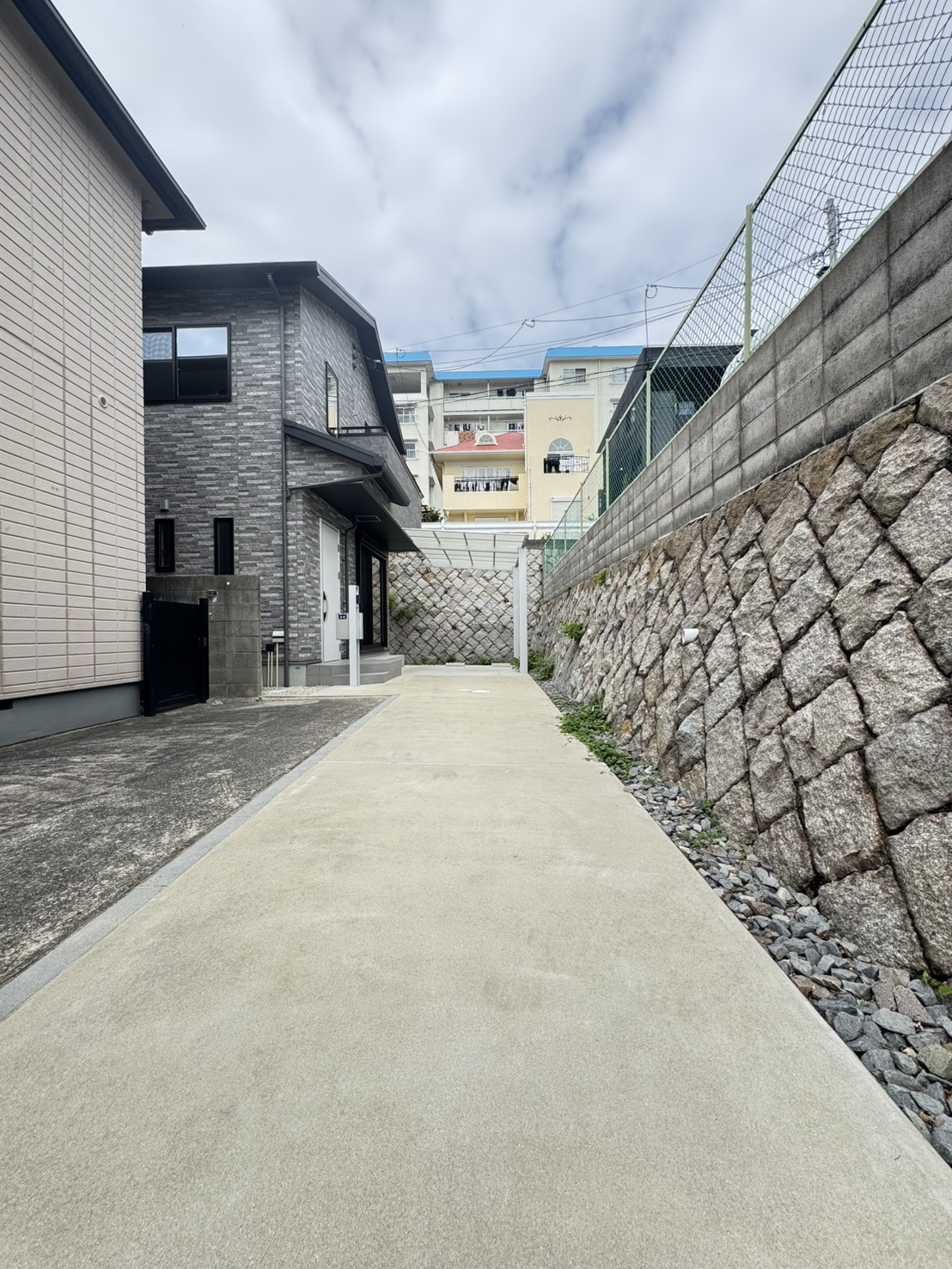 鶴甲２丁目戸建の駐車場|車３台駐車できるスペースです。