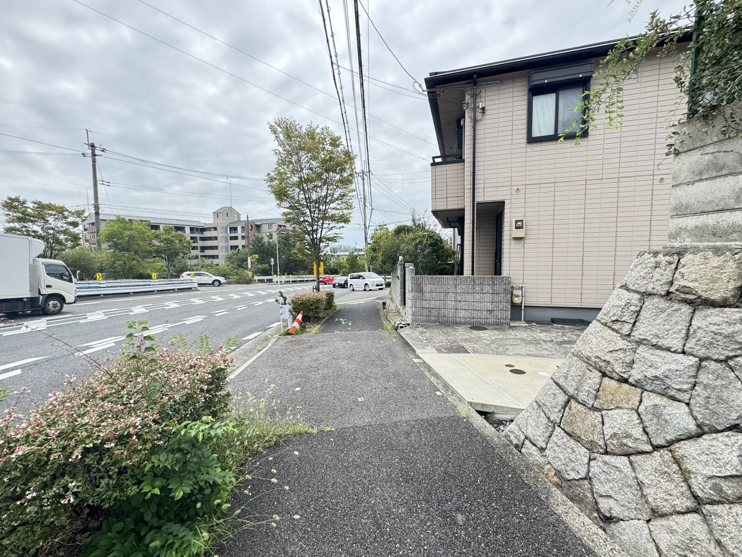 鶴甲２丁目戸建の前面道路含む現地写真|太陽光発電つきの築浅戸建・４LDKでファミリーにオススメです。車３台駐車可能。敷地135.44㎡（約40.9坪）・建物109.56㎡・令和４年４月築。