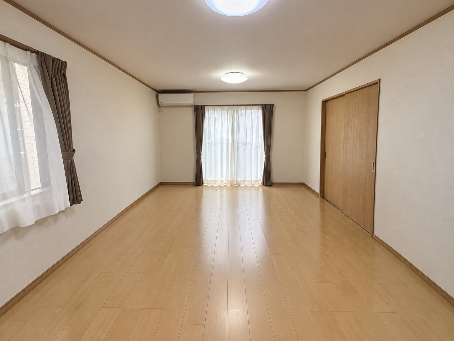 さいたま市西区土屋　中古住宅の居間・リビング|※一部CG加工にて室内の家具・生活用品等を一部消去しております。