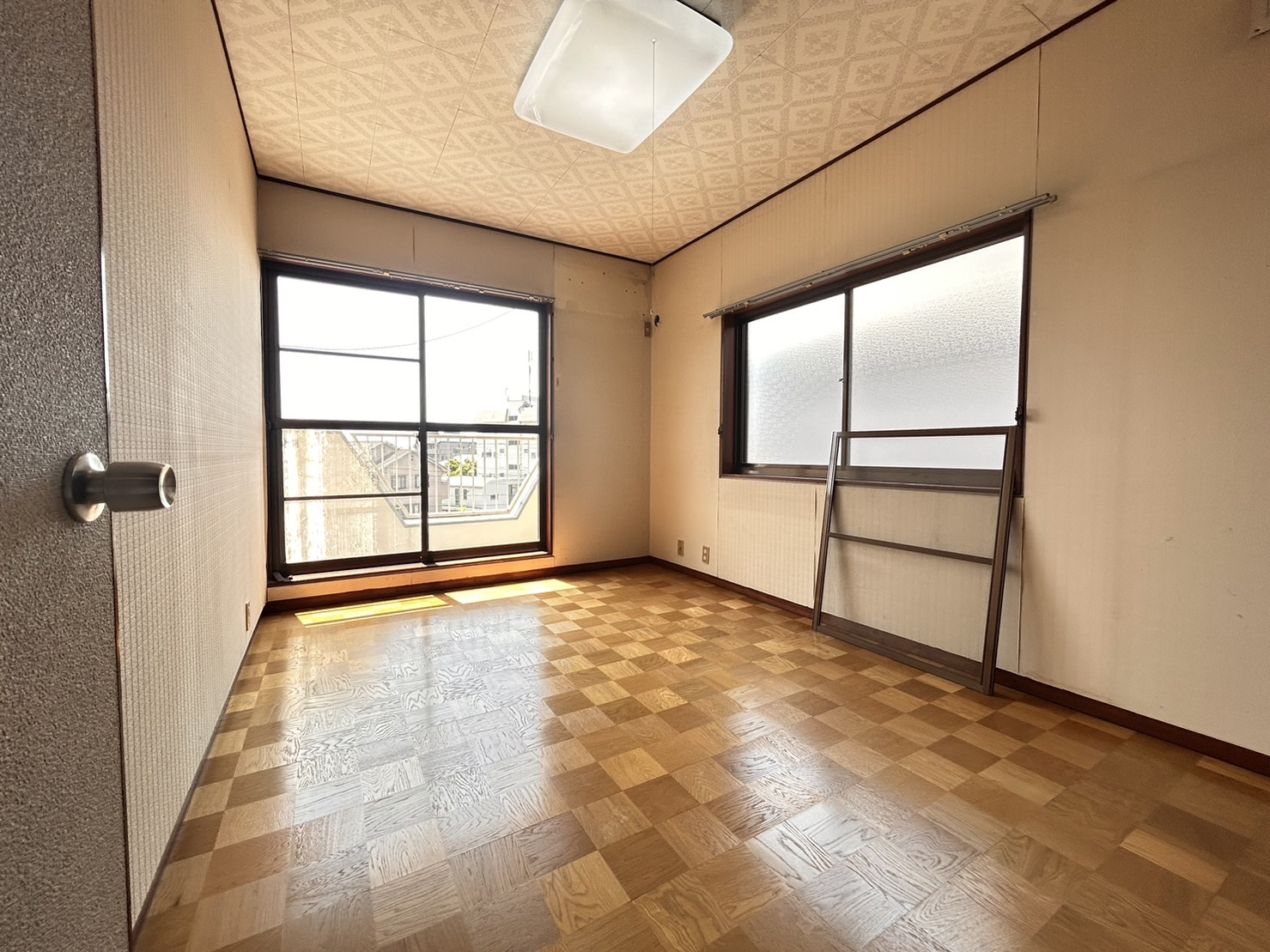 篠原北町2丁目戸建の洋室|2階洋室約6帖。南側バルコニーからの日差しでお部屋は明るく、バルコニーへ出ると神戸港まで見える眺望♪