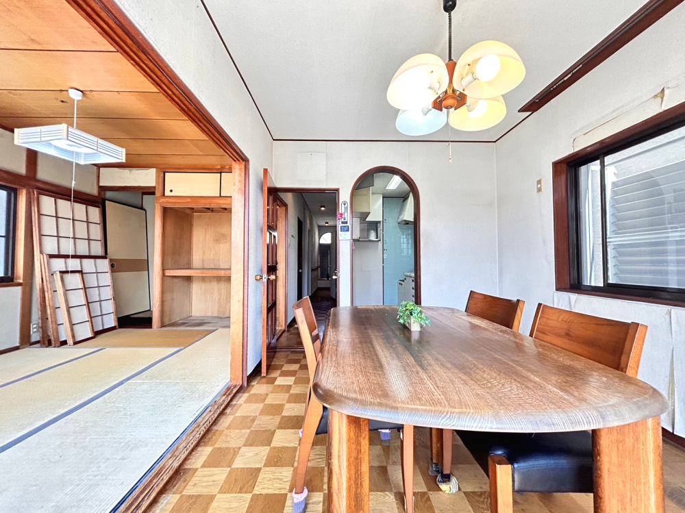 篠原北町2丁目戸建の居間・リビング|リビングに隣接する和室を開けてお使いいただくことで、広々としたリビング空間としてもお使いいただけます♪