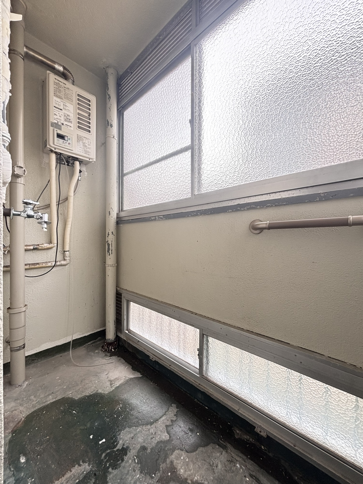 鶴甲コーポ1号館のランドリースペース|◇サービスバルコニーとなります。
洗濯機置き場として使用できます。