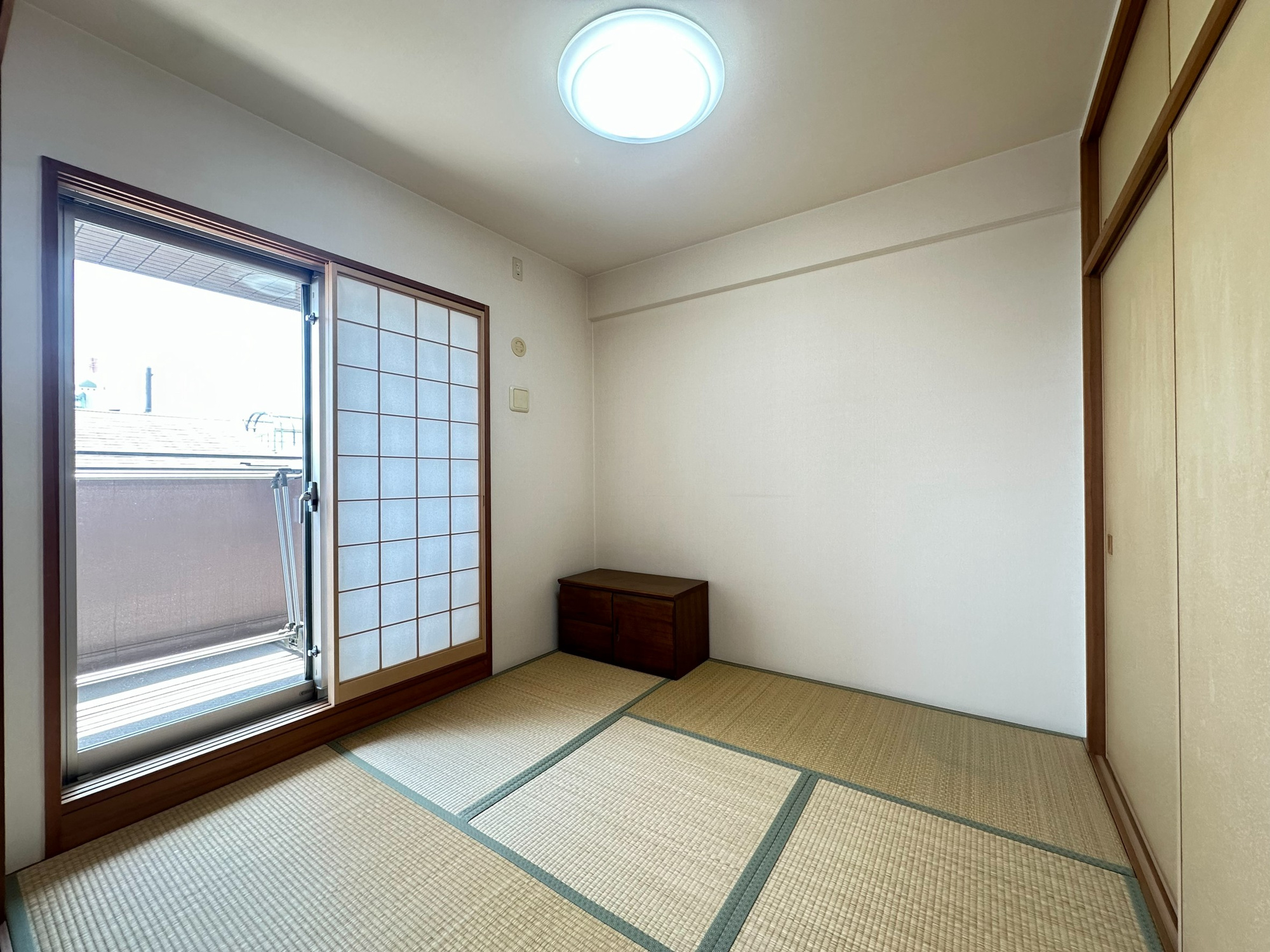 コスモ六甲ガーデンフォートの和室|●南側約4.5帖の和室がこちらです。
●お仕入れ収納も豊富です。