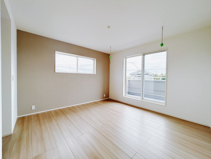 3号棟　◆主寝室8帖◆　大型の家具もゆったりと配置できる落ち着きのある8帖の主寝室。衣類などをすっきりと収納できる便利なウォークインクローゼットを備えています。