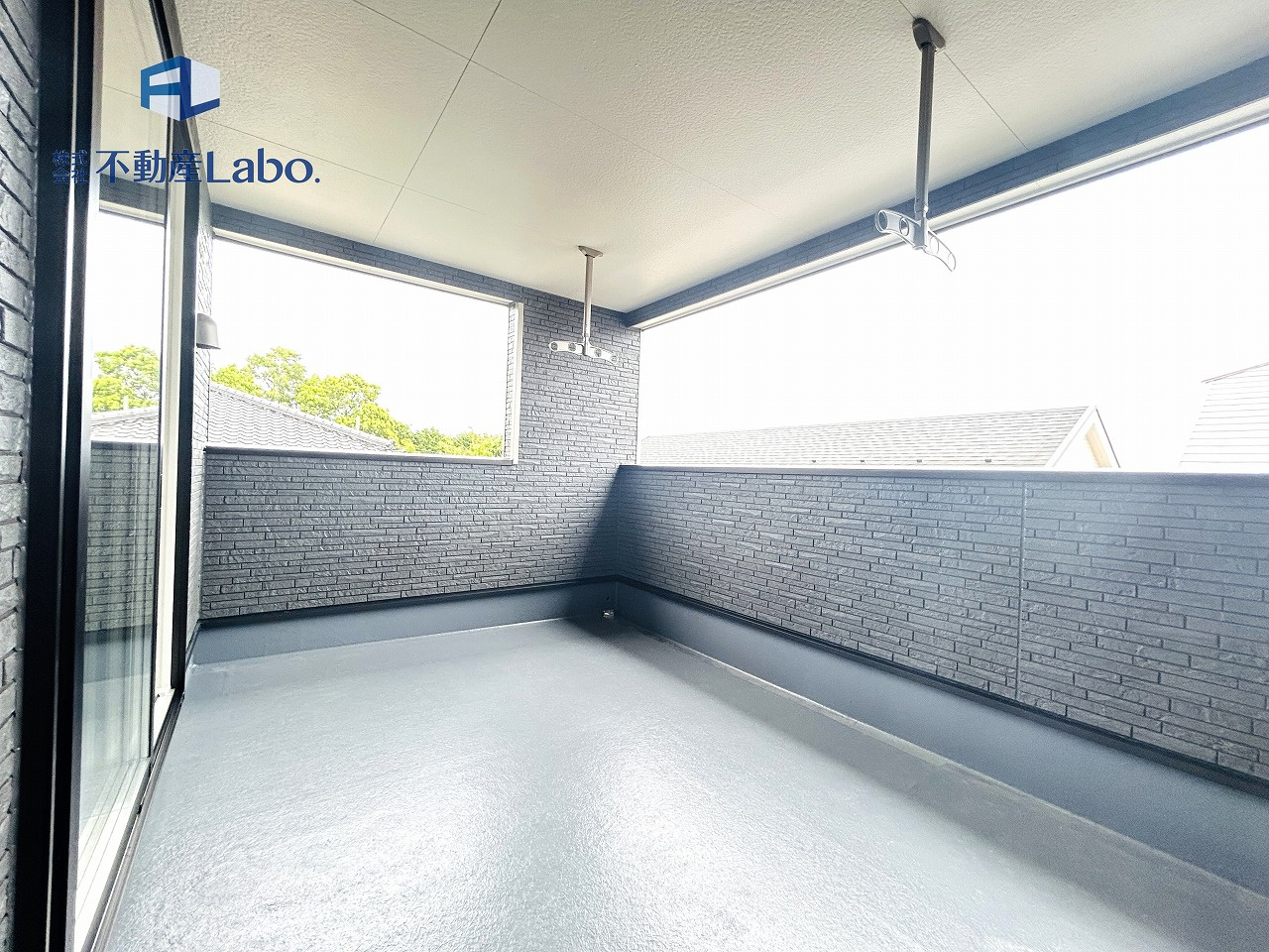クレイドルガーデン沼津市高尾台第６のバルコニー|●４号棟インナーバルコニー●
屋根付きのインナーバルコニーは、急な雨が降ってしまっても安心♪