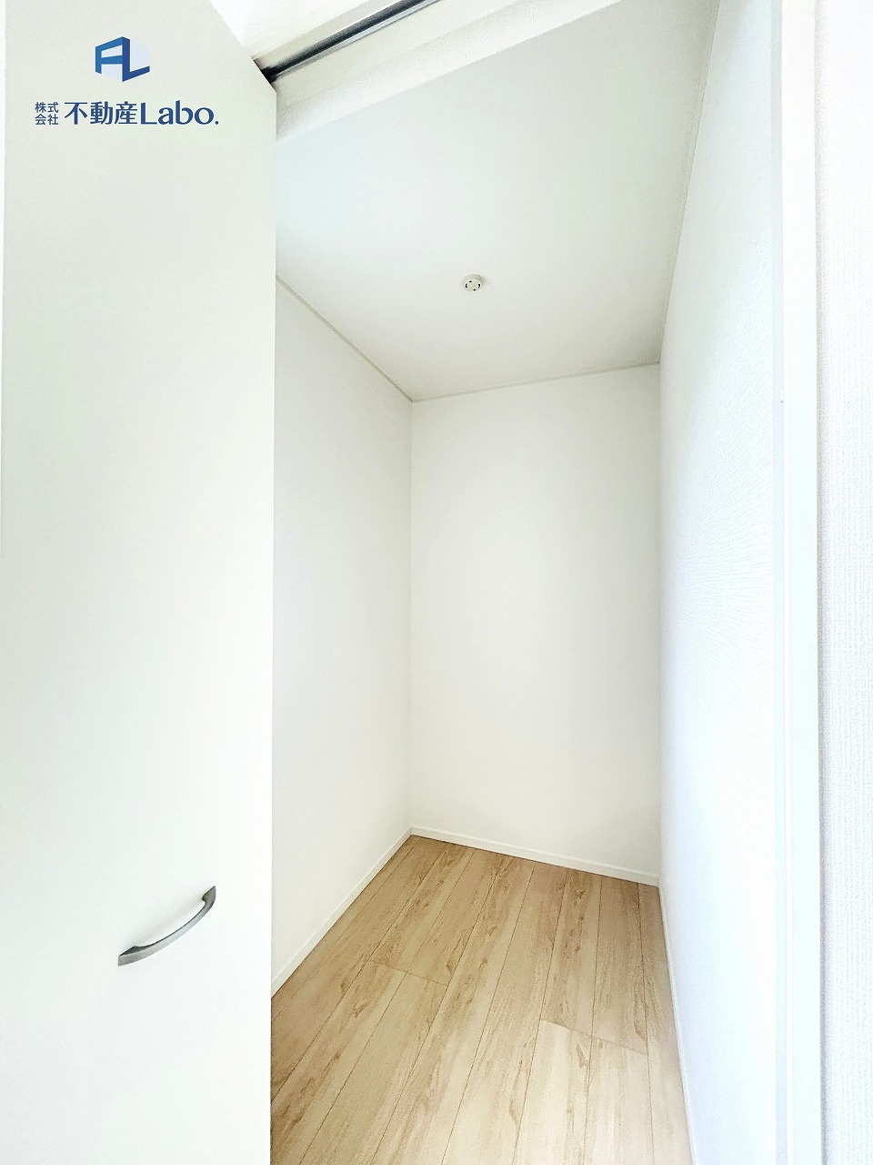 クレイドルガーデン沼津市高尾台第６の収納|●2号棟納戸●
ファミリークロークとしても使える十分な広さの納戸♪
災害時の備蓄や季節もの寝具家電等の収納にも便利♪