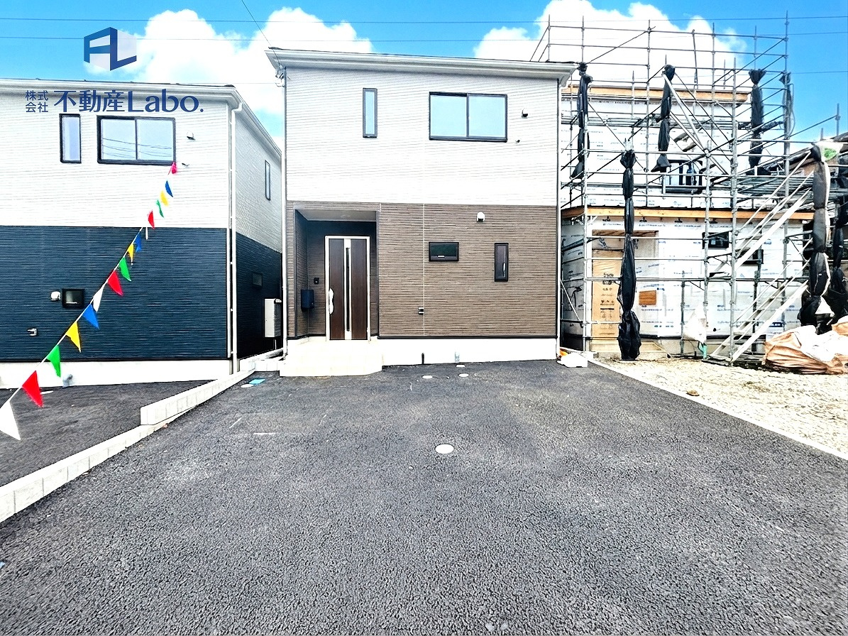 クレイドルガーデン沼津市高尾台第６の外観|●2号棟外観●
3台以上駐車可能♪
並列駐車のため、車の出し入れが楽々♪