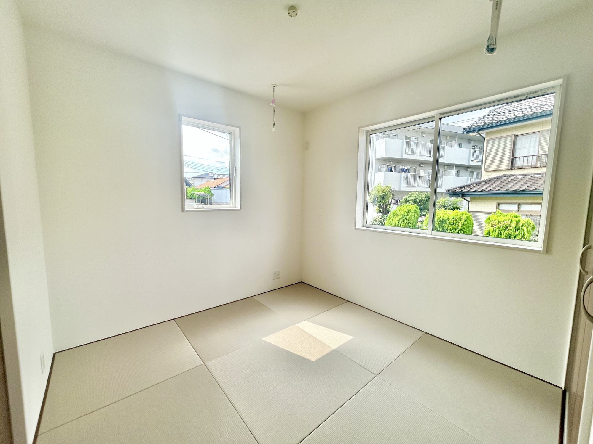 高崎市石原町　新築住宅全8区画の和室|リビングの隣にある和室は光が沢山取り込める大きな窓付き。2面採光なので、日差しを長時間受ける事が出来る暖かいお部屋です。
