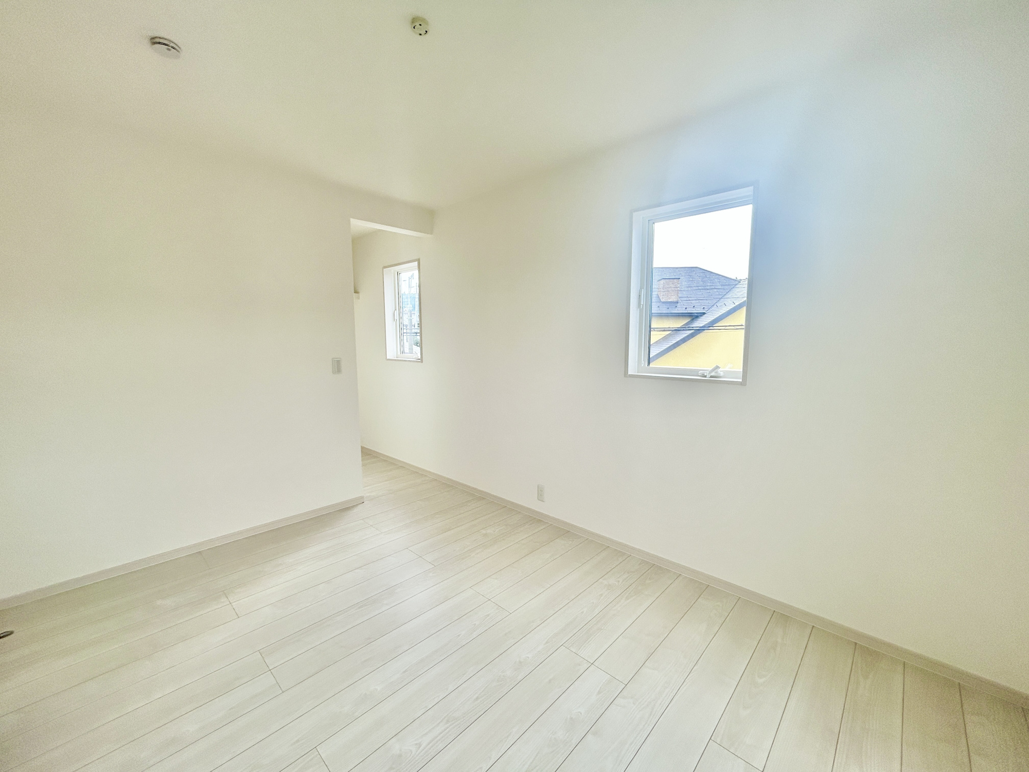 高崎市石原町　新築住宅全8区画の子供部屋|部屋の隅々に明るい光が満ちるお部屋。明るい日差しがあれば、気分もいつもごきげんで温かい空間が生まれます♪
