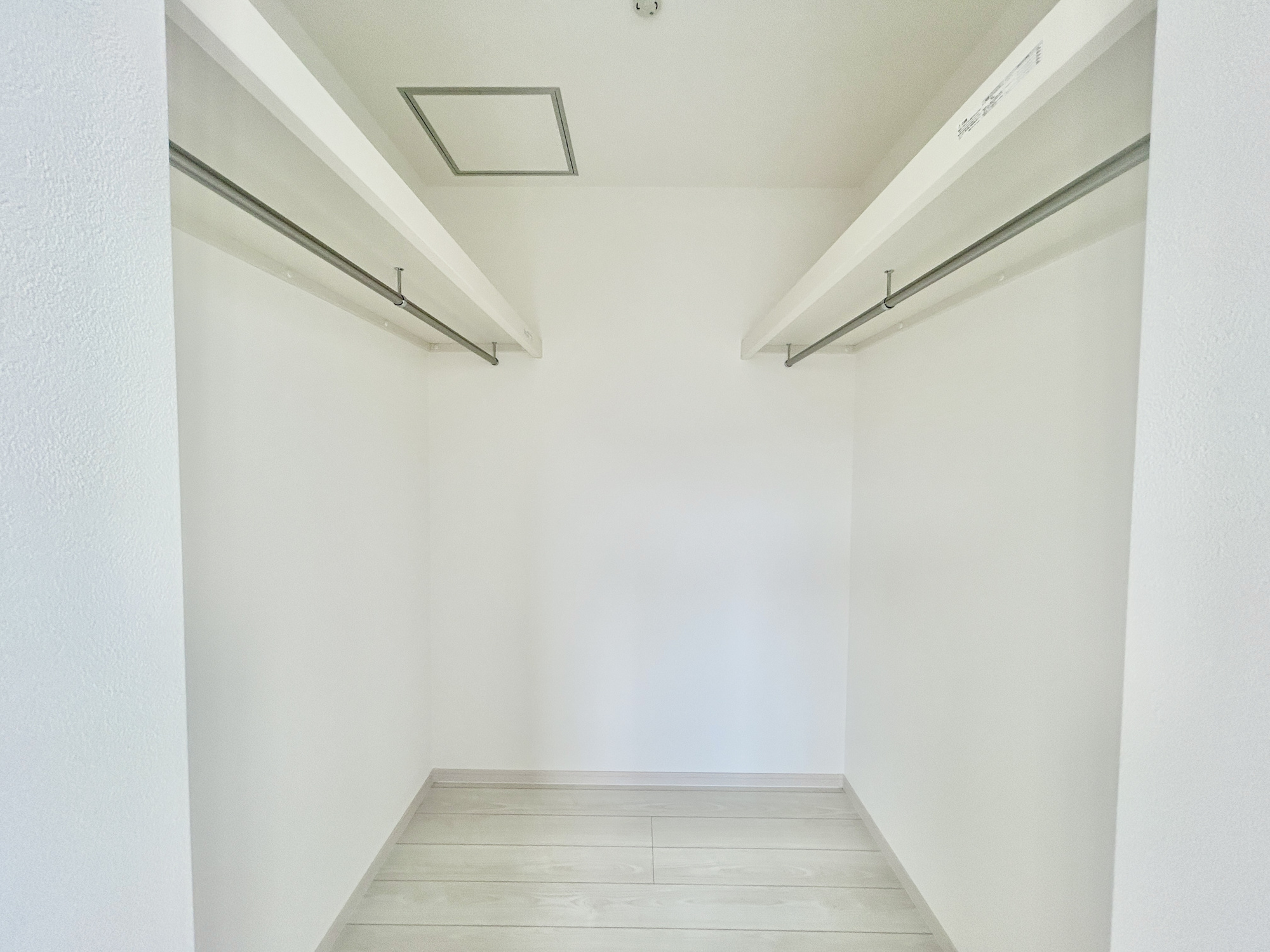 高崎市石原町　新築住宅全8区画の収納|"レイアウトを自由自在にカスタマイズ出来る機能的な収納が魅力！
可動棚を設置するもよし、アルミラックを設置するもよし、収納ボックスなどを配置して使えば、多様な使い方が出来、収納の幅が広がります！"
