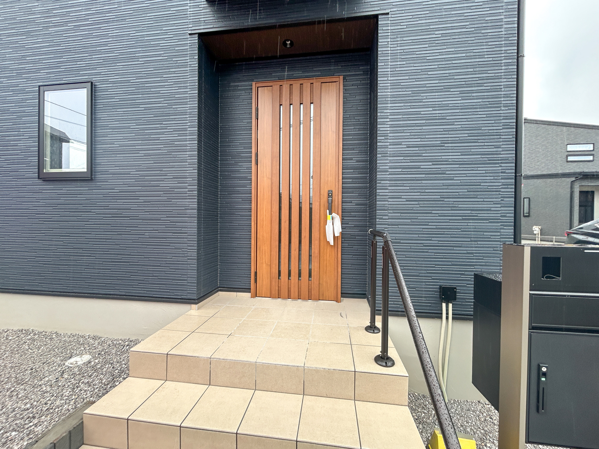 高崎市石原町　新築住宅全8区画の玄関|玄関上は屋根があるので雨の心配いらず♪
