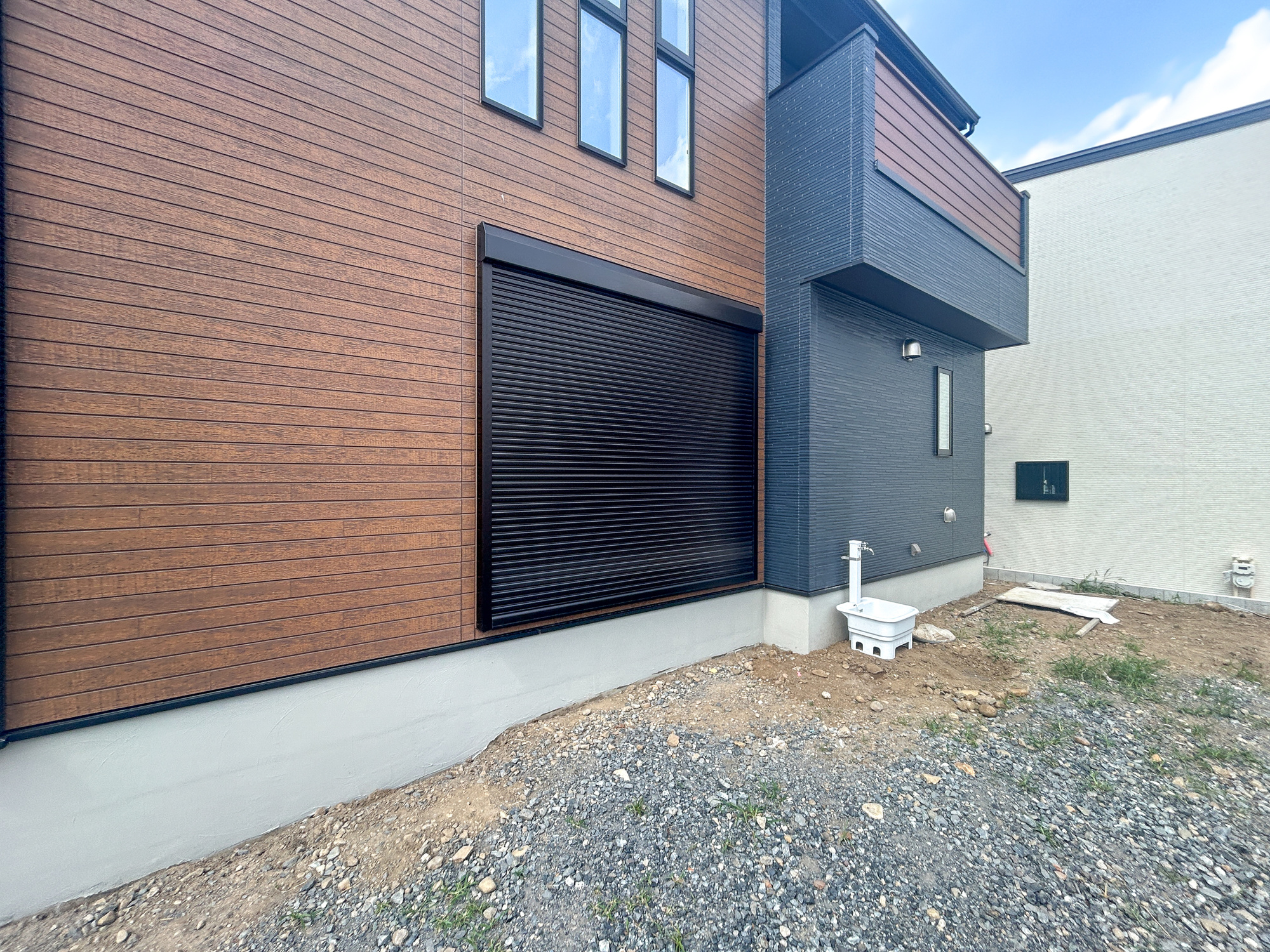 高崎市石原町　新築住宅全8区画の防犯設備|防風、防犯、防音、断熱と様々な効果を発揮するシャッター付きです♪						
						
