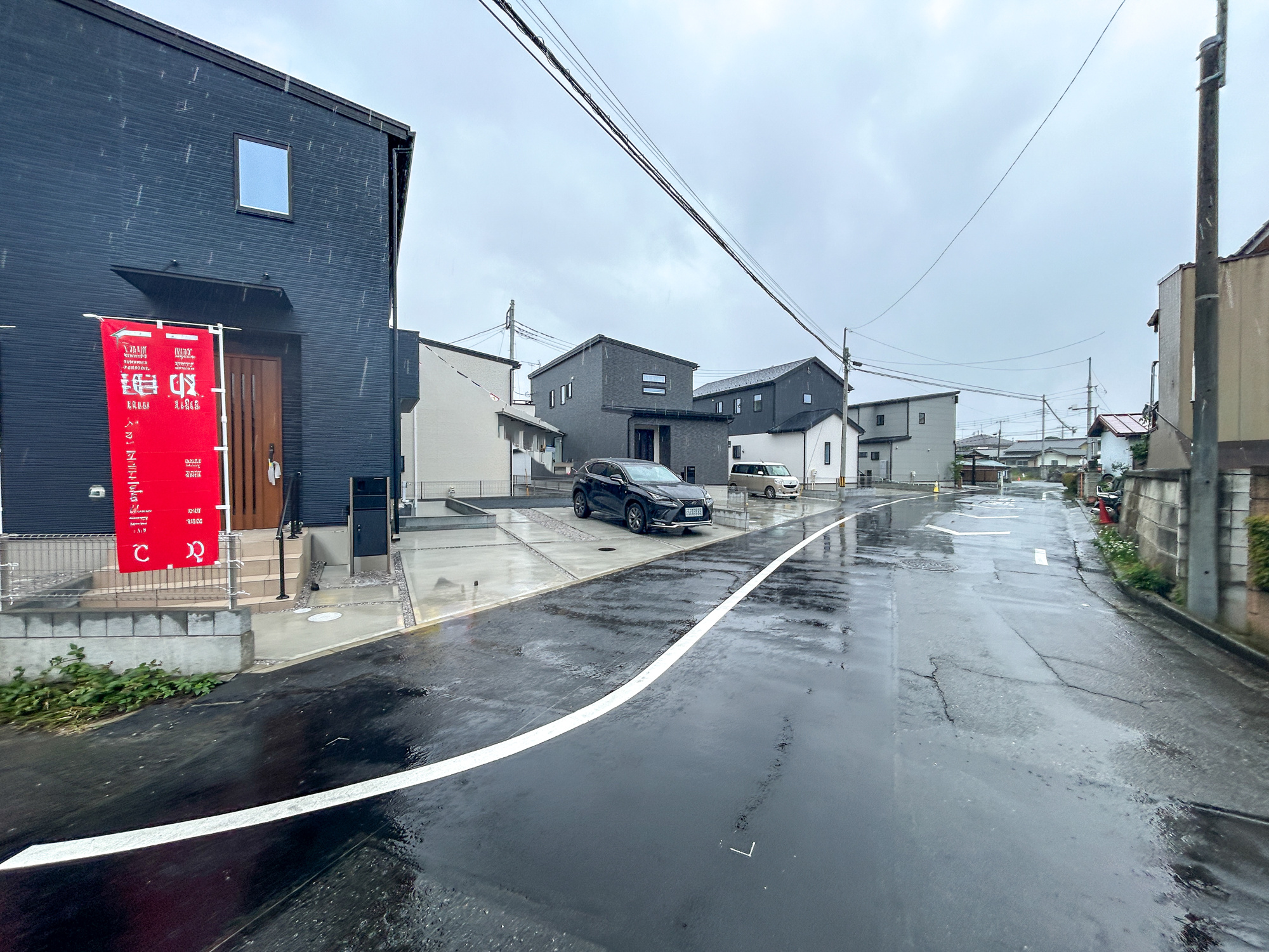 高崎市石原町　新築住宅全8区画の前面道路含む現地写真|閑静な住宅地で子育て家族にピッタリ。毎日のお散歩も快適な緑に恵まれたエリアで、自然に包まれた穏やかな暮らしを実現するための、ゆとりある住環境が整っています。