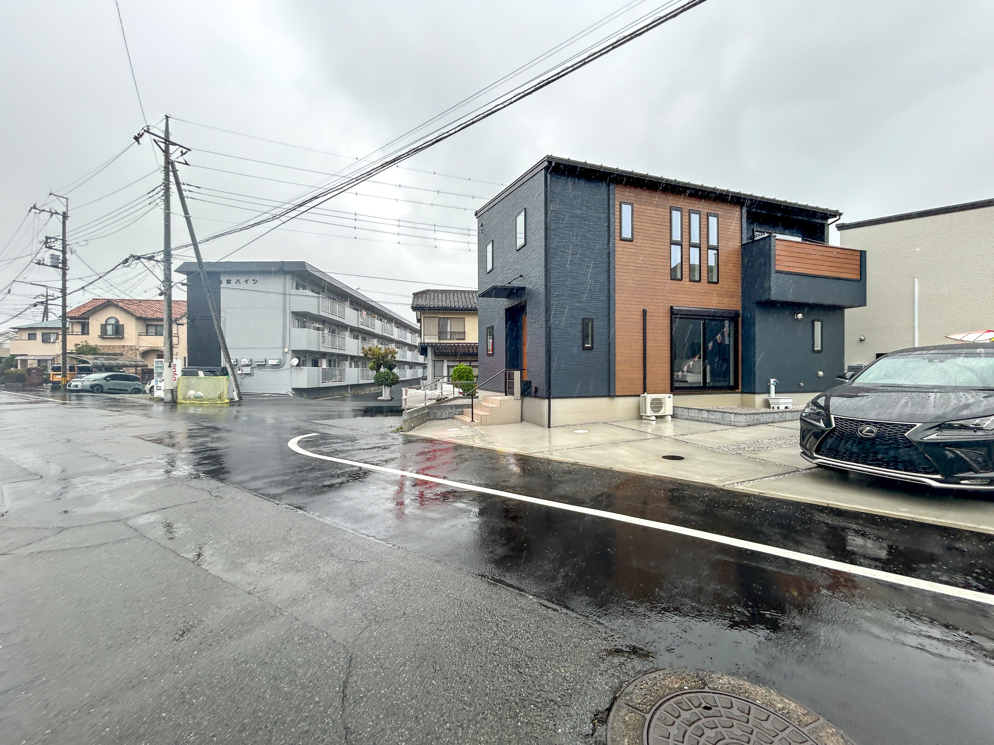 高崎市石原町　新築住宅全8区画の前面道路含む現地写真|低層の一戸建てを中心とした街並みが整然と続き、周辺は高い建物が建っていないので、採光や開放性に恵まれ、空が広く緑の多い閑静な趣を感じる環境です。