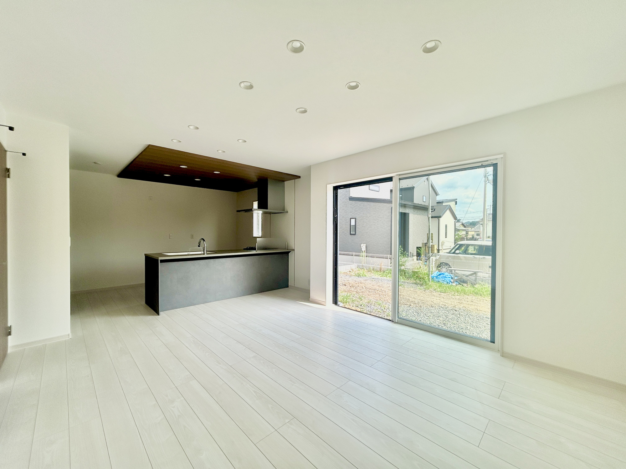 高崎市石原町　新築住宅全8区画の居間・リビング|大切なご家族が集まるからこそＬＤＫはこだわりたい！休日はおひさまの光をたっぷりと取りこめるリビングでゆったりと過ごしませんか？子供たちが元気に笑いながら走り回っても十分な広さの空間です。

