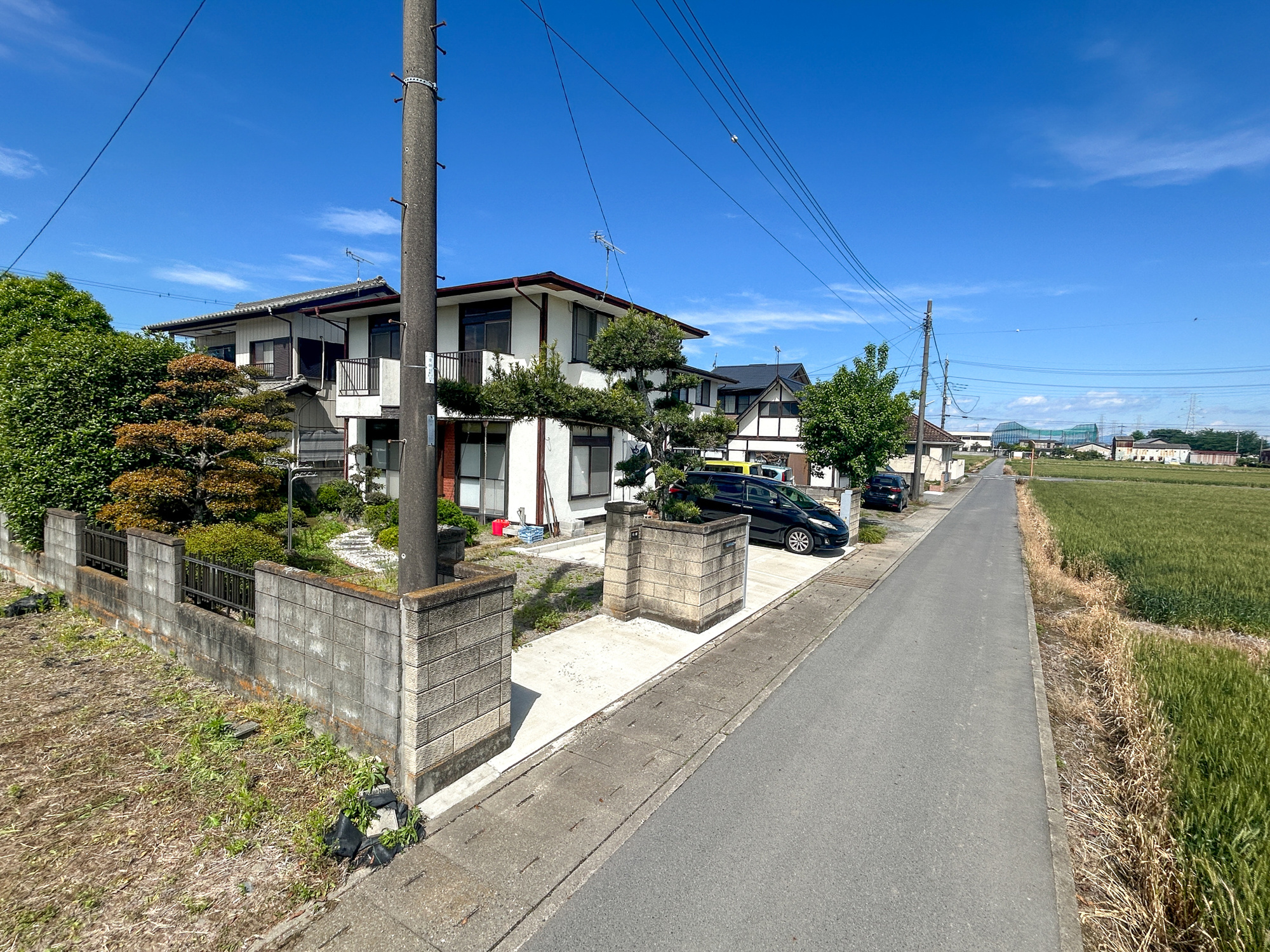 伊勢崎市馬見塚1期　中古物件の前面道路含む現地写真|低層の一戸建てを中心とした街並みが整然と続き、周辺は高い建物が建っていないので、採光や開放性に恵まれ、空が広く緑の多い閑静な趣を感じる環境です。


