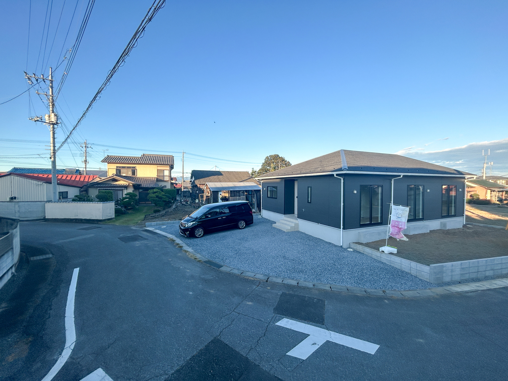 伊勢崎市田中町第2　新築住宅全1棟の前面道路含む現地写真|閑静な住宅地で子育て家族にピッタリ。毎日のお散歩も快適な緑に恵まれたエリアで、自然に包まれた穏やかな暮らしを実現するための、ゆとりある住環境が整っています。

