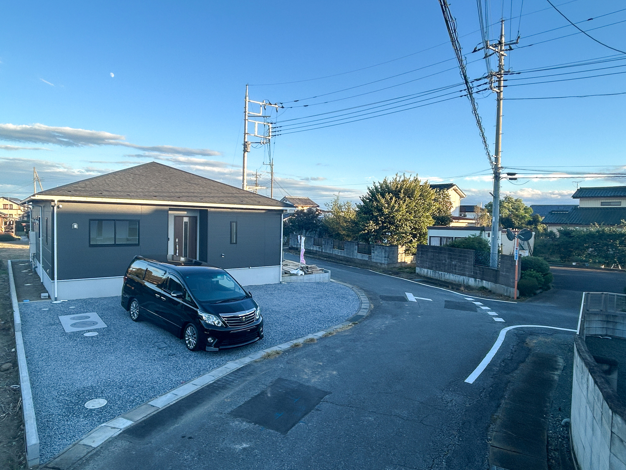 伊勢崎市田中町第2　新築住宅全1棟の前面道路含む現地写真|低層の一戸建てを中心とした街並みが整然と続き、周辺は高い建物が建っていないので、採光や開放性に恵まれ、空が広く緑の多い閑静な趣を感じる環境です。

