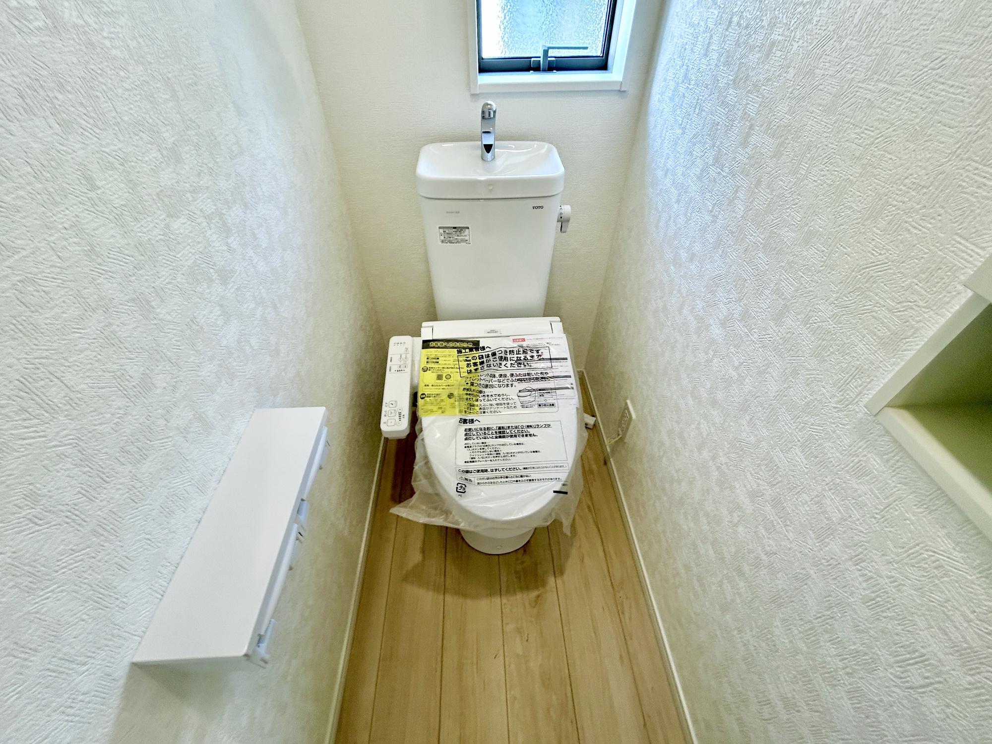 前橋市青柳町第28　新築住宅全10棟のトイレ|節水型でエコなトイレには、今では当たり前の洗浄付き。便座を温める機能もついていて、居心地良くてトイレから出られなくなるかも！換気用に換気扇はもちろん、窓も着いているので常に快適ですね♪