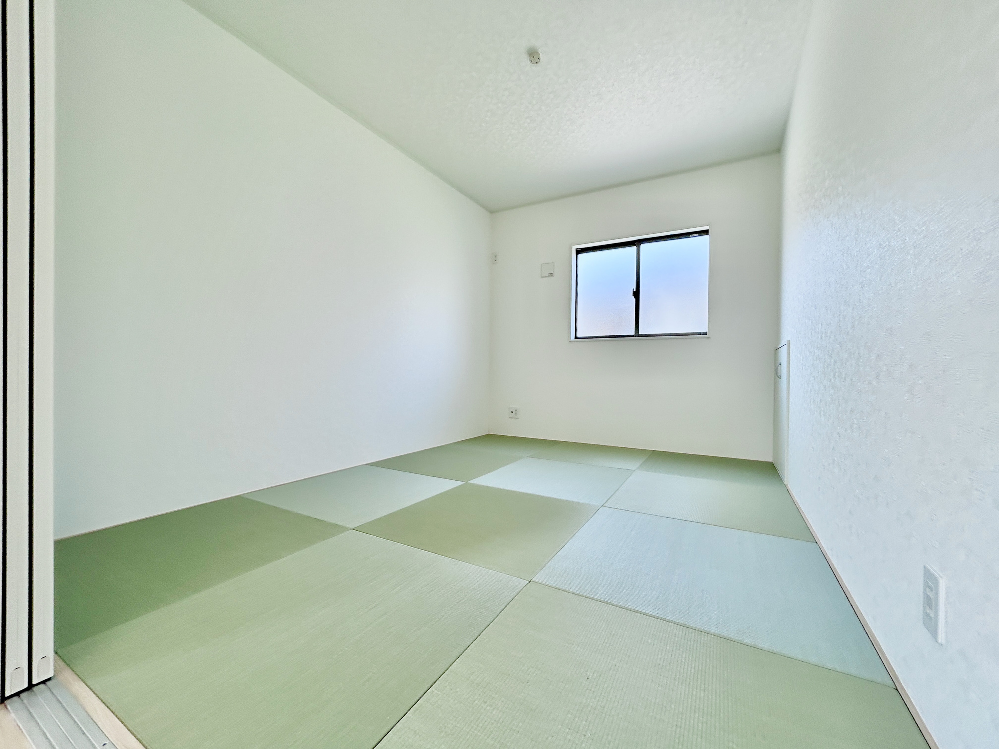 前橋市青柳町第28　新築住宅全10棟の和室|"LDKと隣接した和室。
リビングから目が届く場所なので、お子様の遊び部屋・お昼寝スペースとして使うのもオススメです♪"