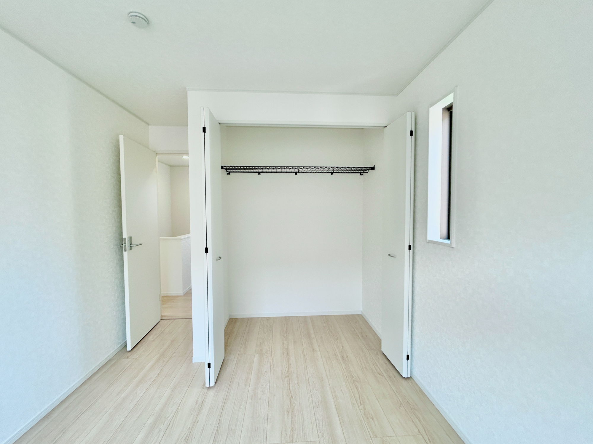 前橋市青柳町第28　新築住宅全10棟の収納|枕棚とハンガーパイプが標準装備の機能的なクローゼットは、大切なお洋服をきれいな状態で収納できます！
また、収納ボックスなどを配置して使えば、多様な使い方が出来、収納の幅が広がります！