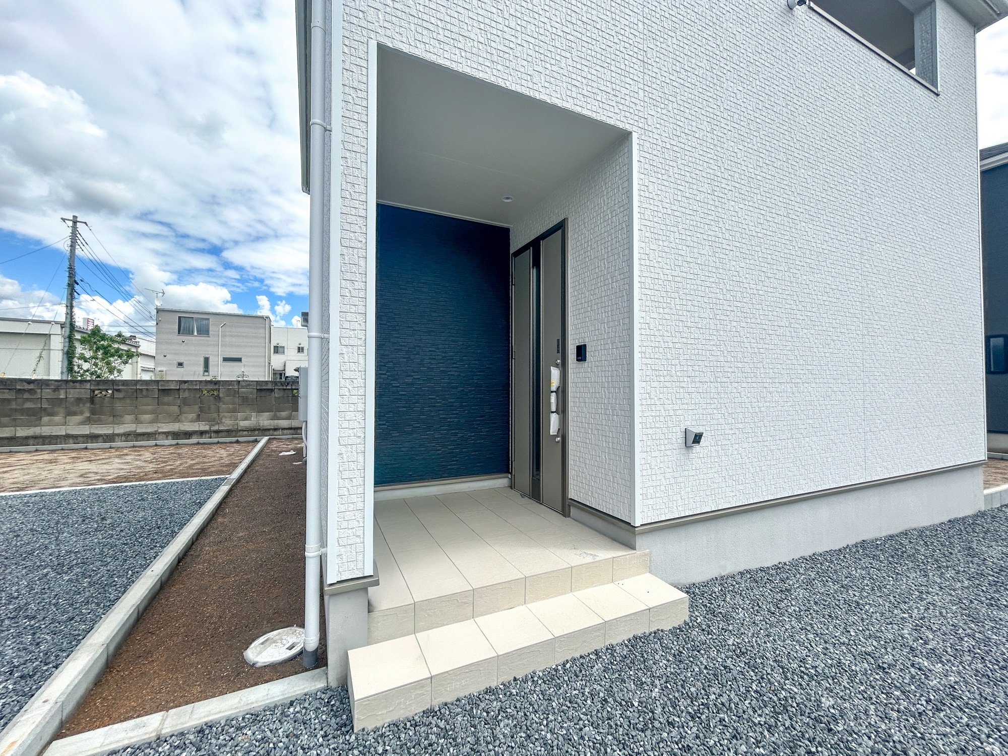 前橋市青柳町第28　新築住宅全10棟の玄関|明るく優しいイメージの玄関アプローチ。玄関上は屋根があるので雨の心配いらず♪