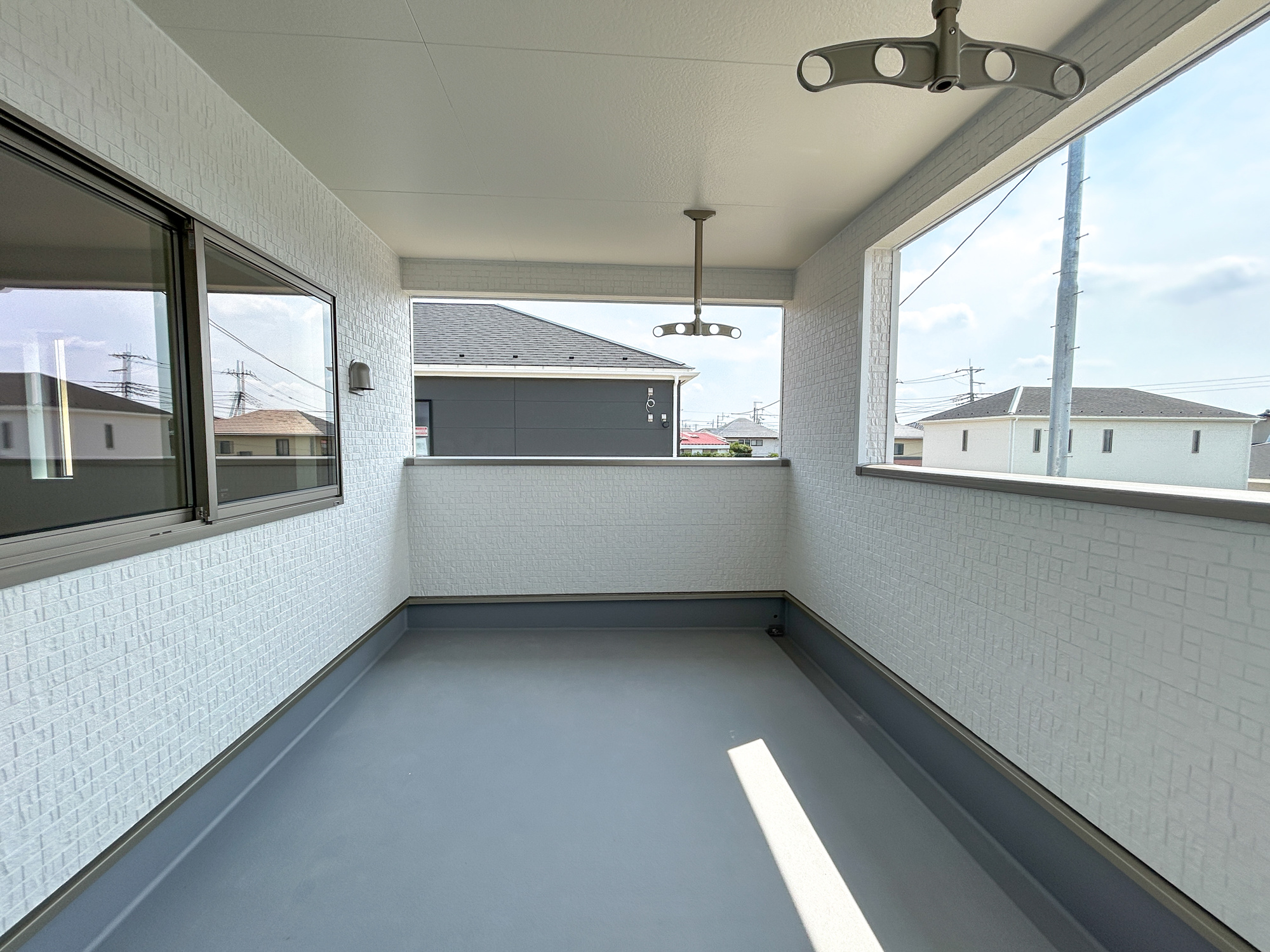 前橋市青柳町第28　新築住宅全10棟のバルコニー|インナーバルコニーなので急な雨でも安心♪広々としたバルコニーで日々の洗濯物はもちろん、布団などの大物もたくさん干していただけます♪