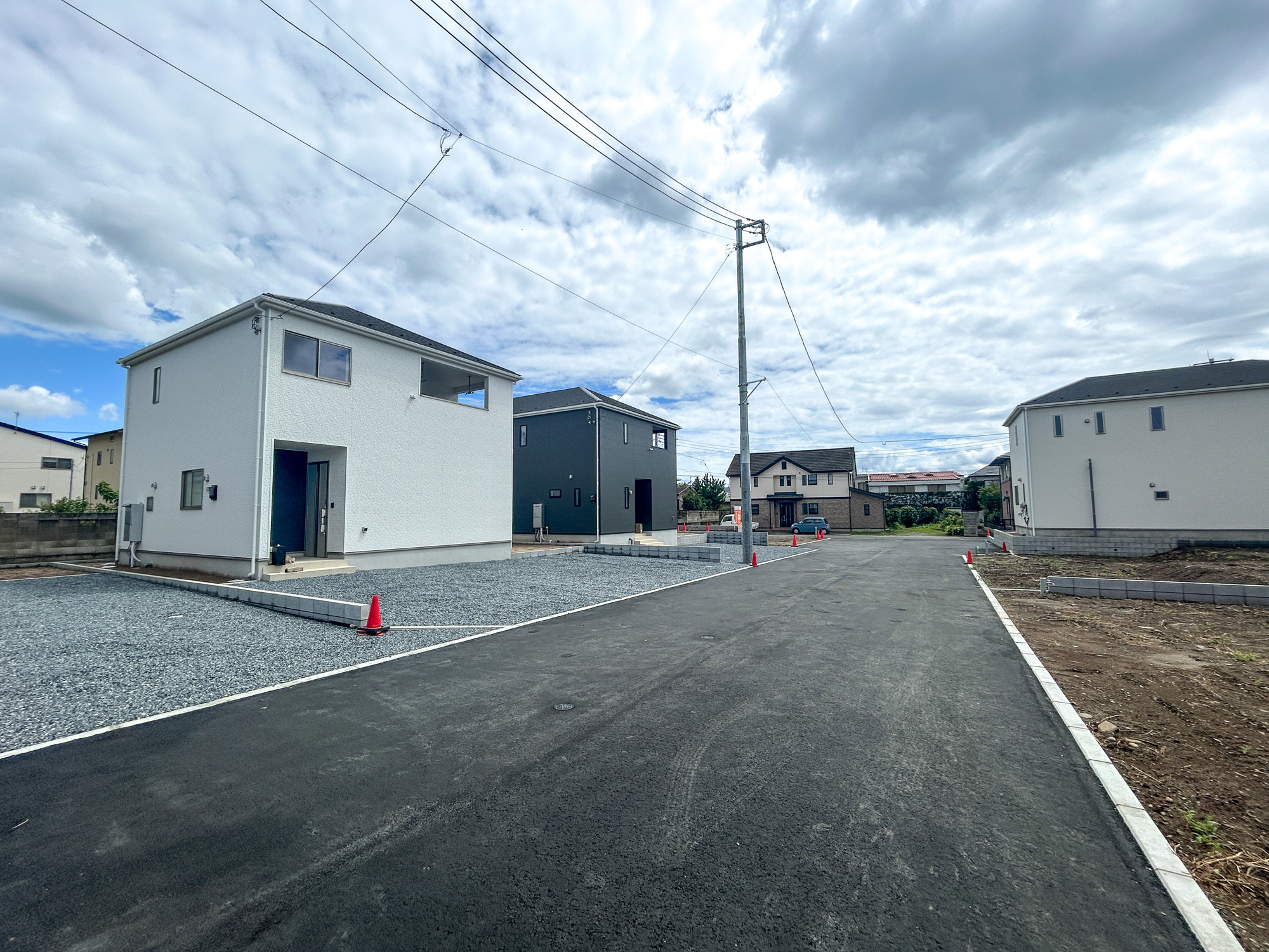 前橋市青柳町第28　新築住宅全10棟の前面道路含む現地写真|閑静な住宅地で子育て家族にピッタリ。毎日のお散歩も快適な緑に恵まれたエリアで、自然に包まれた穏やかな暮らしを実現するための、ゆとりある住環境が整っています。


