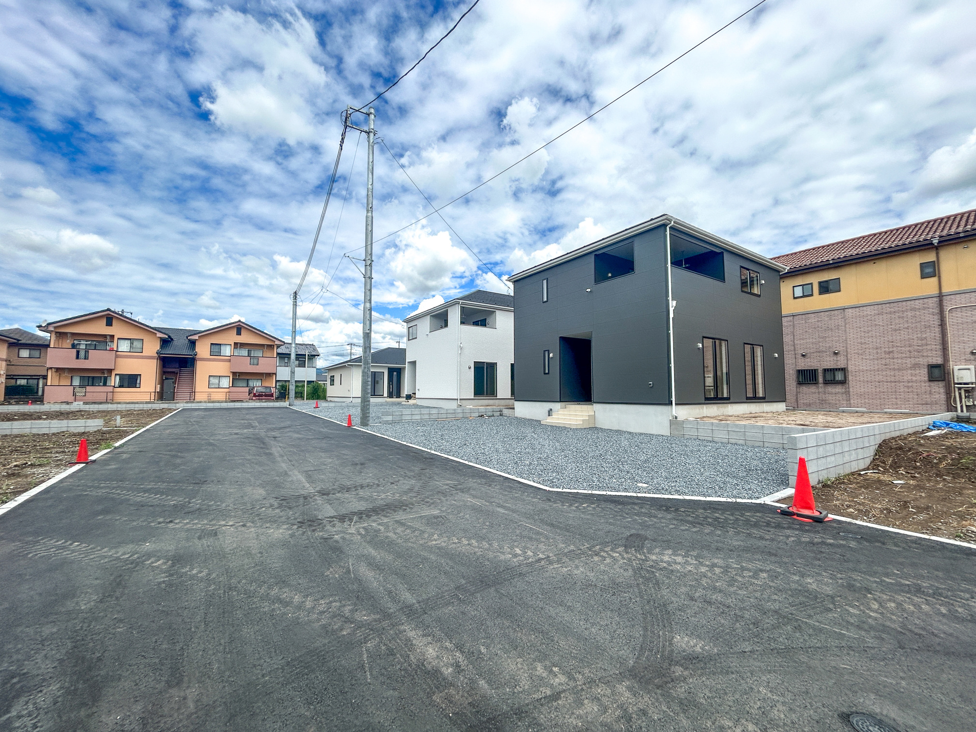 前橋市青柳町第28　新築住宅全10棟の前面道路含む現地写真|低層の一戸建てを中心とした街並みが整然と続き、周辺は高い建物が建っていないので、採光や開放性に恵まれ、空が広く緑の多い閑静な趣を感じる環境です。

