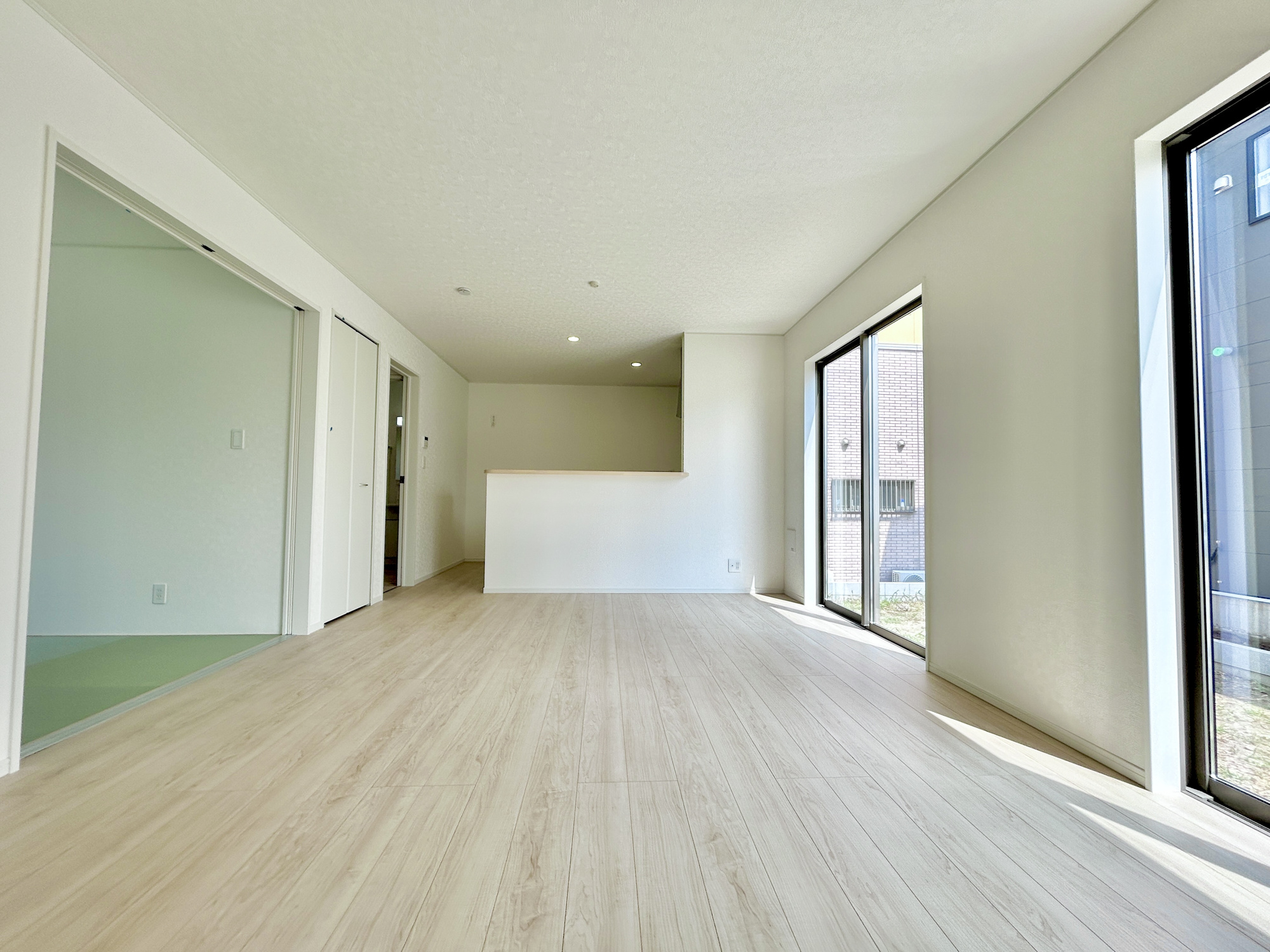 前橋市青柳町第28　新築住宅全10棟の居間・リビング|室内にいても、たっぷりの陽光と爽やかな風を感じて頂ける、開放感あふれるリビングです。
ご家族と穏やかに過ごす、心地の良い時間が流れます。